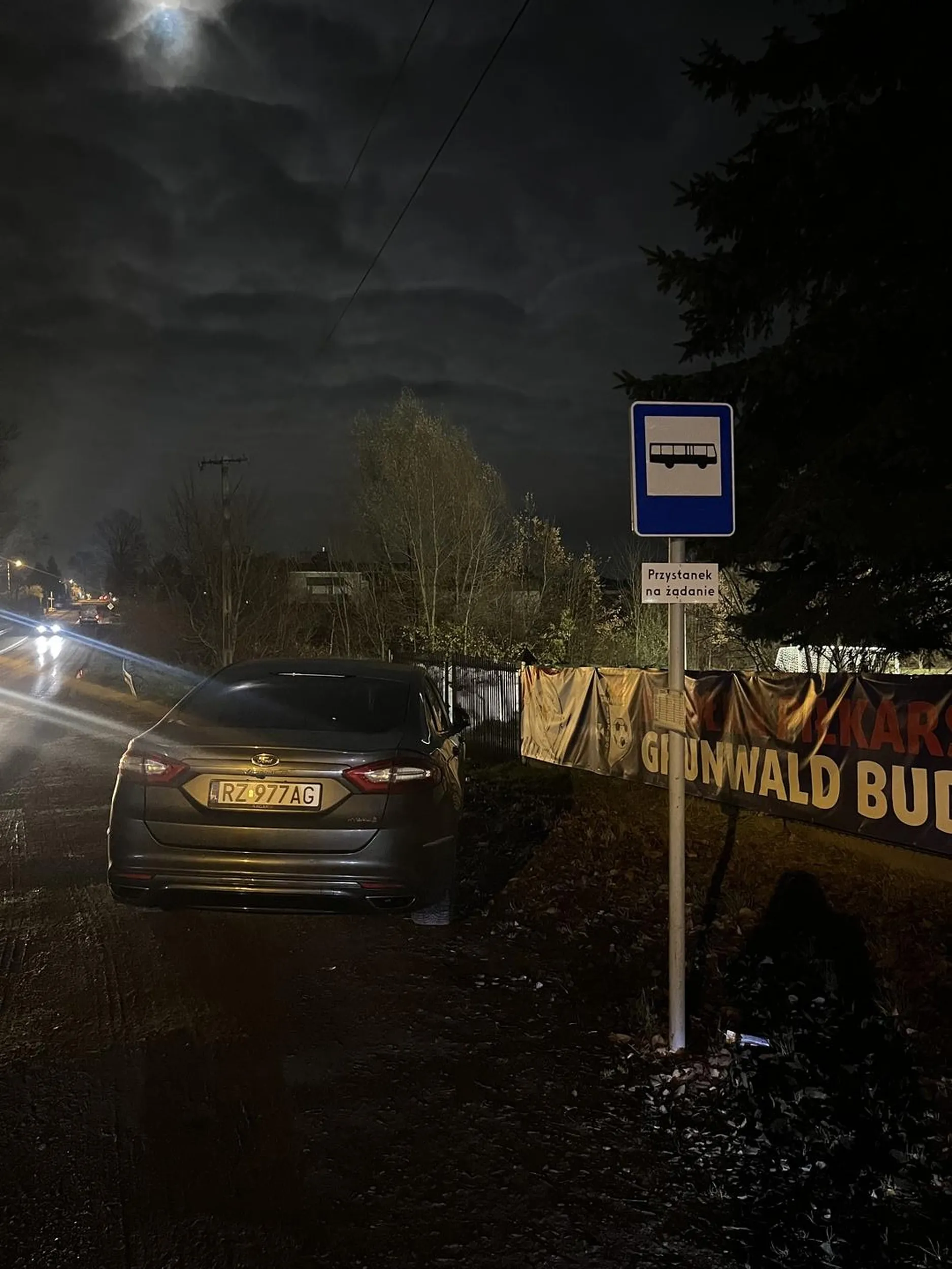 Gratuluje za parkowanie na przystanku.