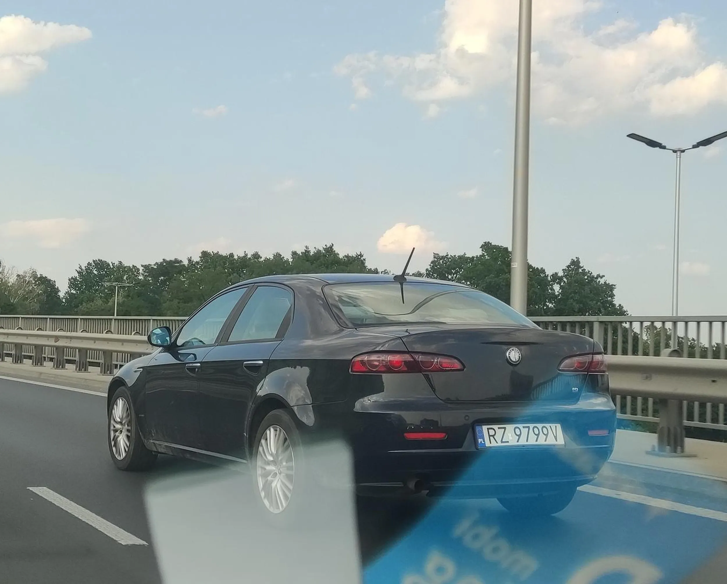 Kobieta za kierownicą jechała za nami na pasie po naszej prawej, po czym prawie wjechała nam w bok, wymusiła pierwszeństwo, zmusiła nas do wjechania w krawężnik, żeby uniknąć zderzenia z nią. Na klakson zero reakcji kompletnie, jechała sobie dalej wesoło w nasz bok, po czym nie wzruszona wbiła się przed nas i pojechała dalej.