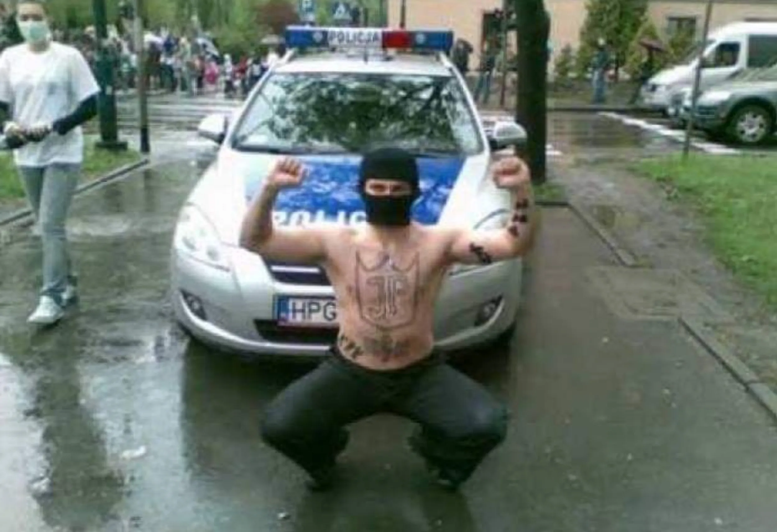 Wyszedł z samochodu bez koszulki i w kominiarce z napisanym JP na klacie i zaczął sobie robić zdjęcia pod radiowozem