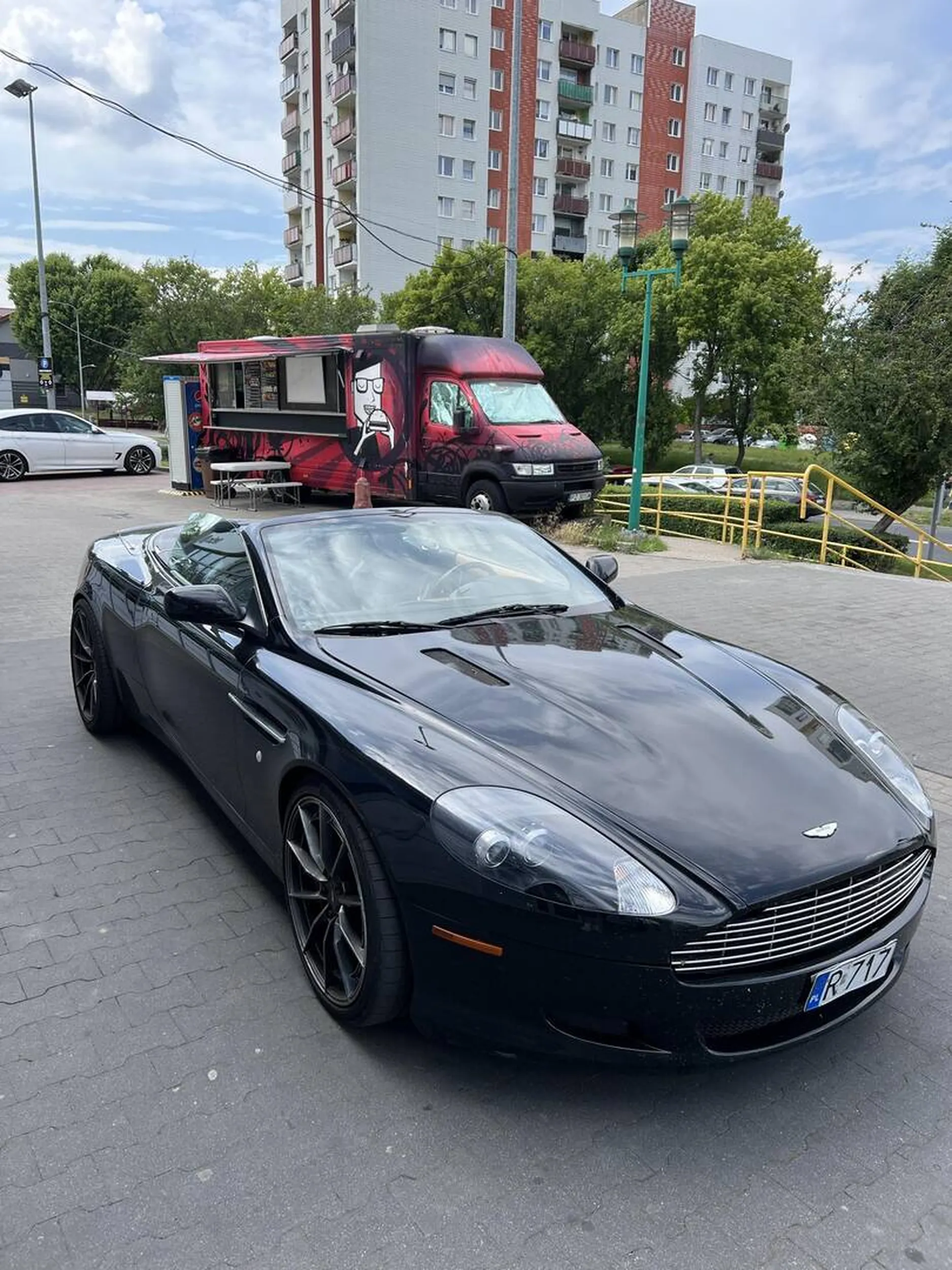 Typ w Astonie ma cały parking wolny ale woli stanąć na przejeździe. Nie pozdrawiam.