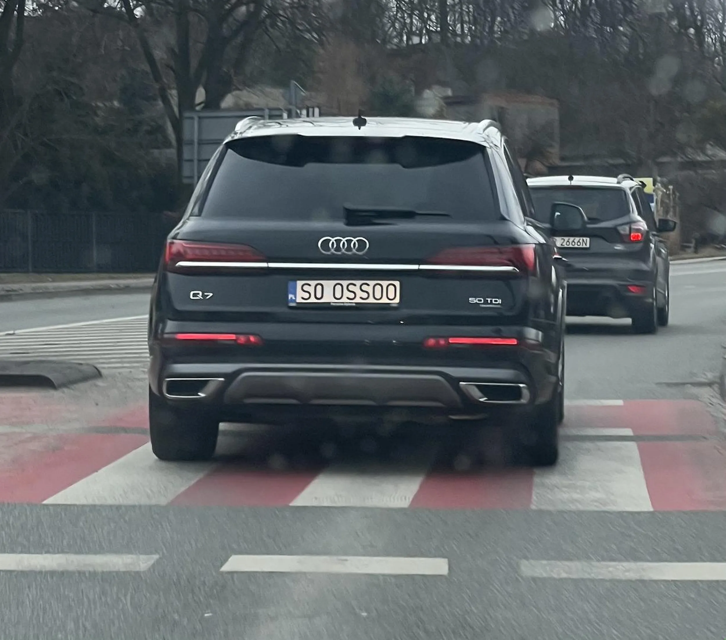 Kierowca samochodu marki Audi wyprzedza, przepycha się na drodze a następnie zwalnia blokując mój pojazd. Stwarza zagrożenie w ruchu drogowym. Czasem szkoda, że człowiek nie ma kamerki samochodowej.