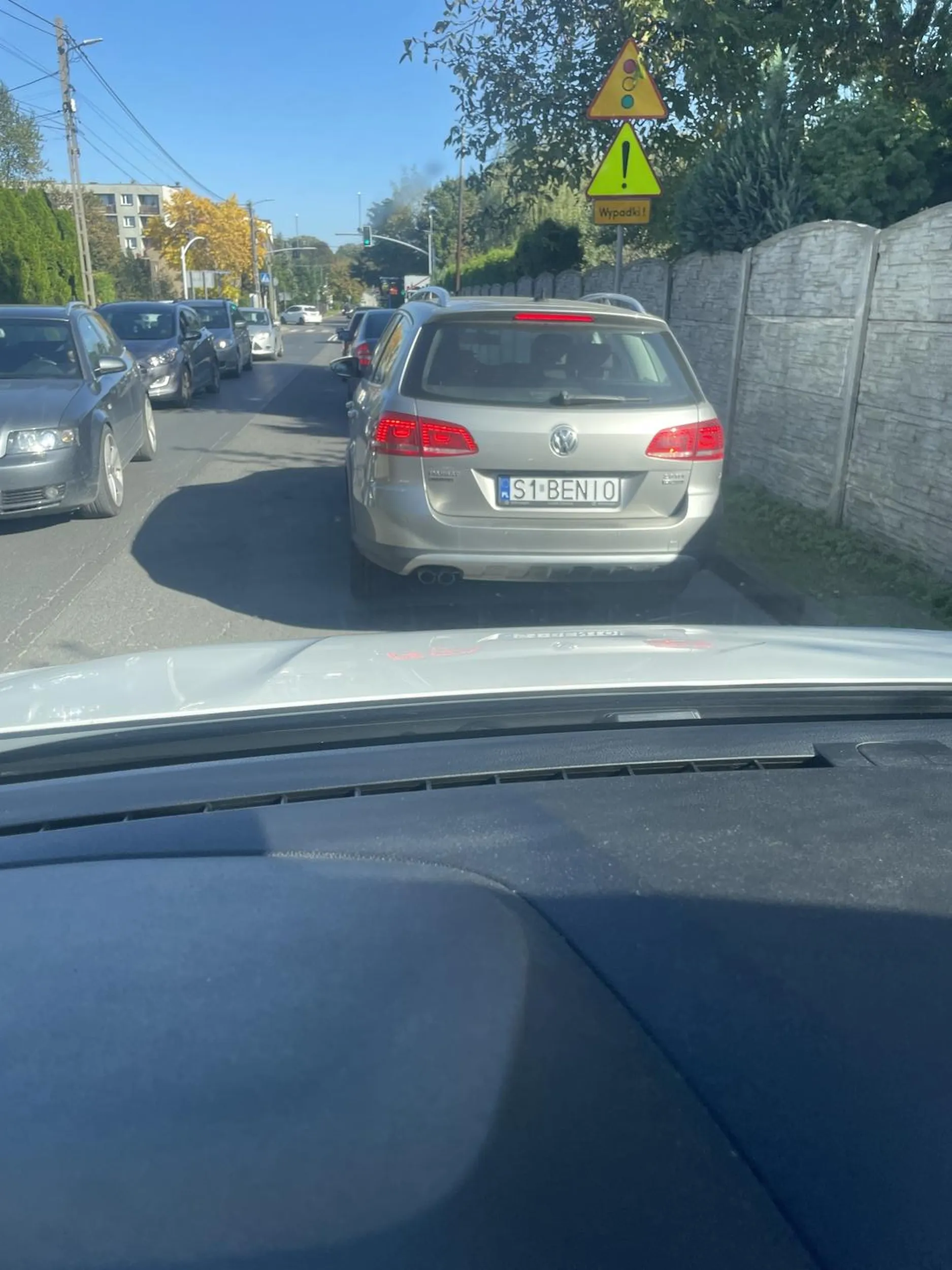 Nie umie  jeździć babsko. Stwarza  zagrożenie na drodze .