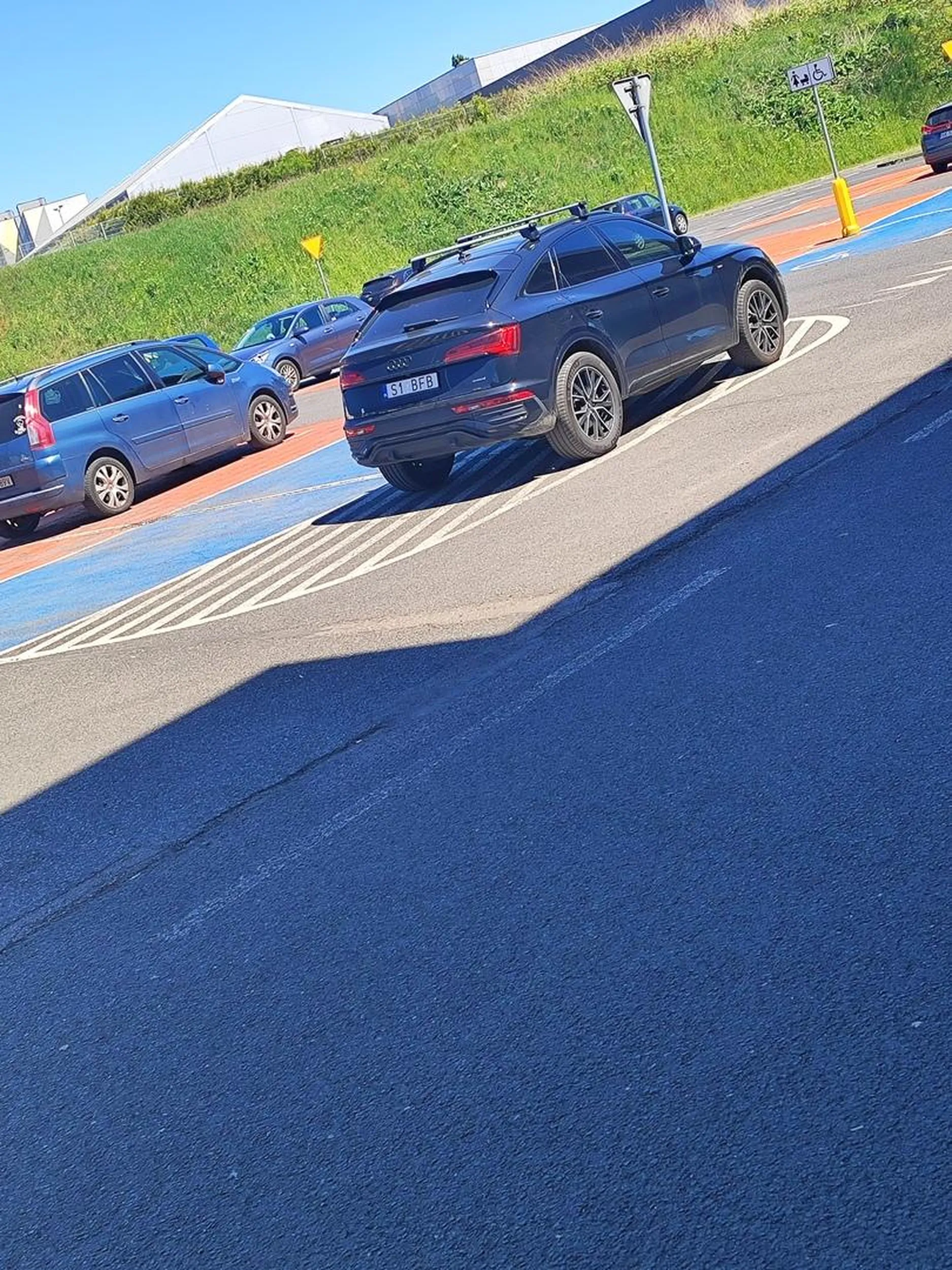 Wielki miszcz Parkowania Najlepiej to wjechać do sklepu...