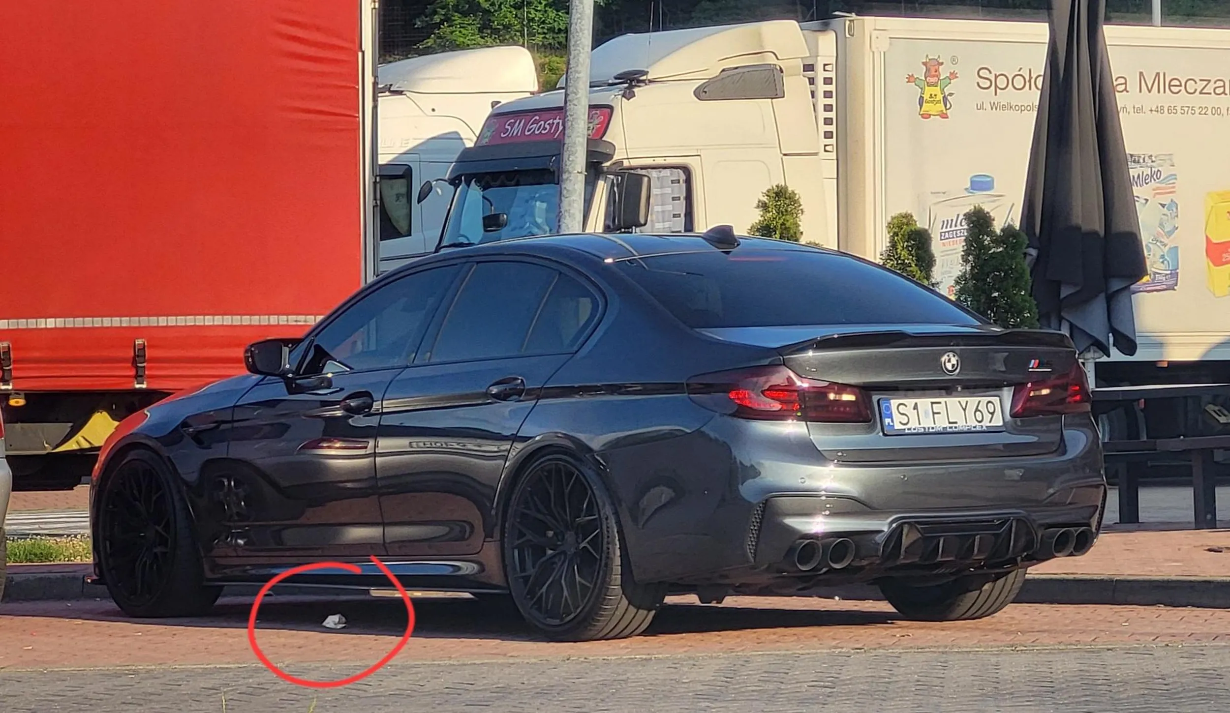 Wstyd zeżarł i papierek sie nie zmieścił w BMW bo jego ulany kark ..