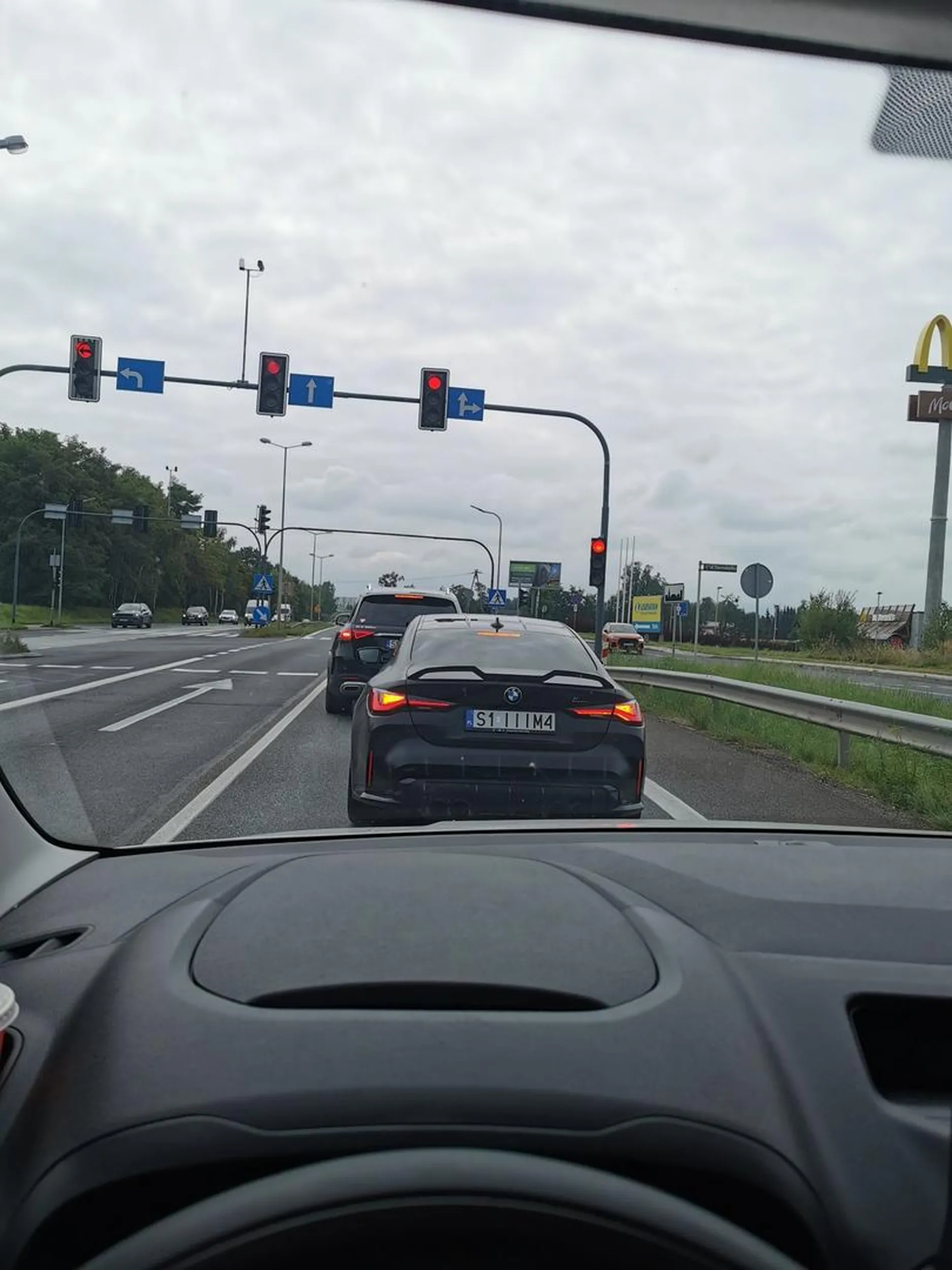 Niezrównoważony pajac i pirat drogowy. Dzicz zwyczajna