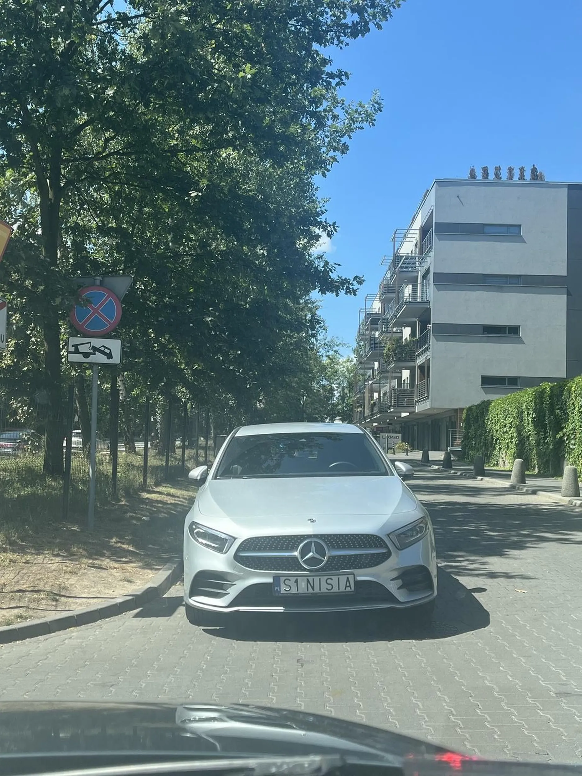 Kobieta nie potrafi parkować co widać, a tym bardziej parkować samochodu. Jak zwróci się uwagę zwyzywa od idiotów. Wielka Pani sprzedawczyni z żabki