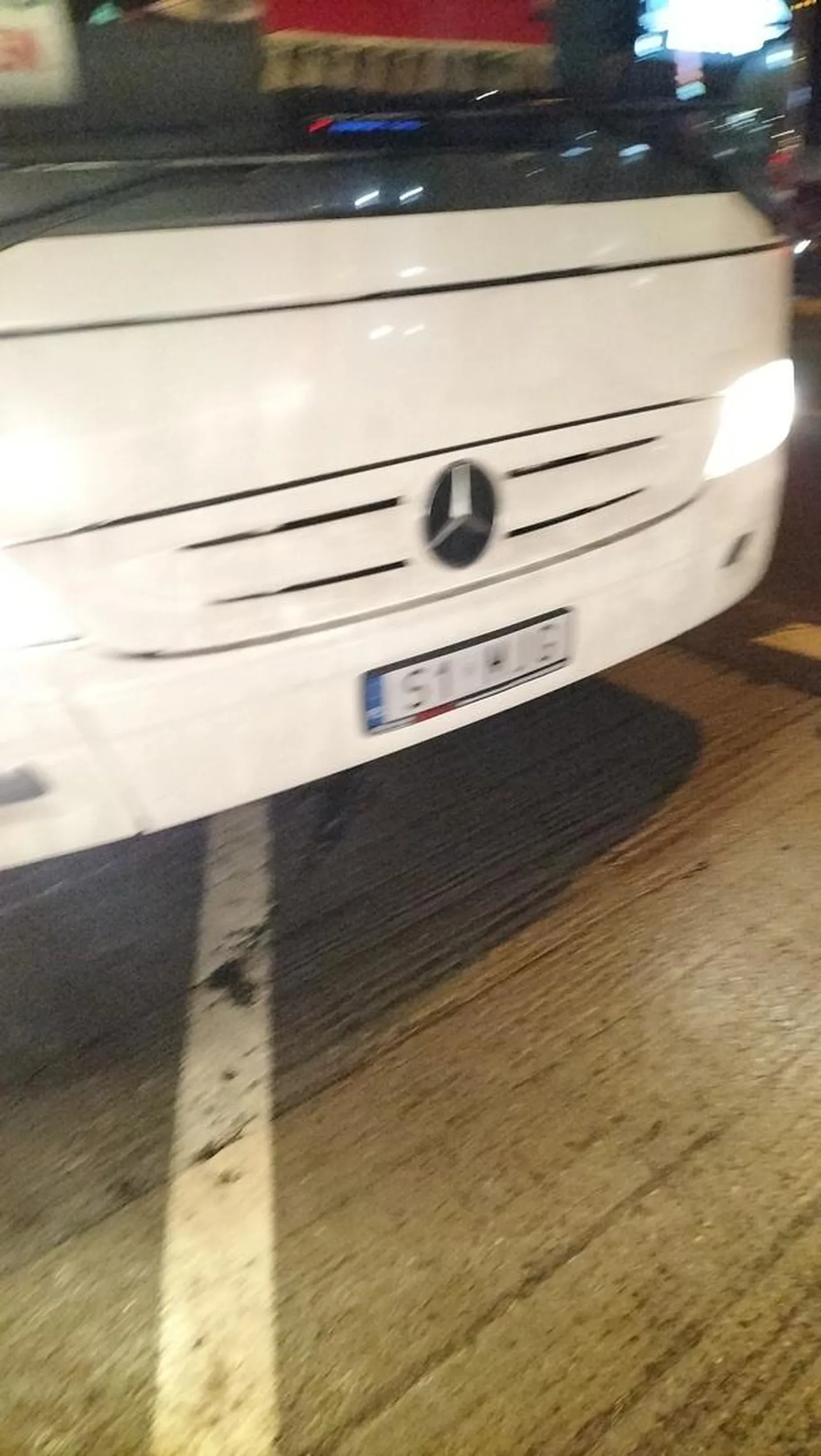 W dniu 12 stycznia 2024 kierowca autobusu Mercedes na trasie Katowice-Sedziszów w Olkuszu pod carrefourem zachowywał się agresywnie do innego kierowcy autobusu. Wyskoczył z pięściami i wysoce niestosownym nie cenzuralnymi wyrazami. Wśród pasażerów były dzieci a ten pan wyzywał starszego kierowcę . Nie wiem w jaki sposób ten kierowca przechodzi psychotesty. Ja jako pasażer autobusu byłem oburzony. Niestety nie znalazłem przewoźnika aby złożyć oficjalną skargę. Autobusy jechały jako komunikacja zastępcza za PKP.