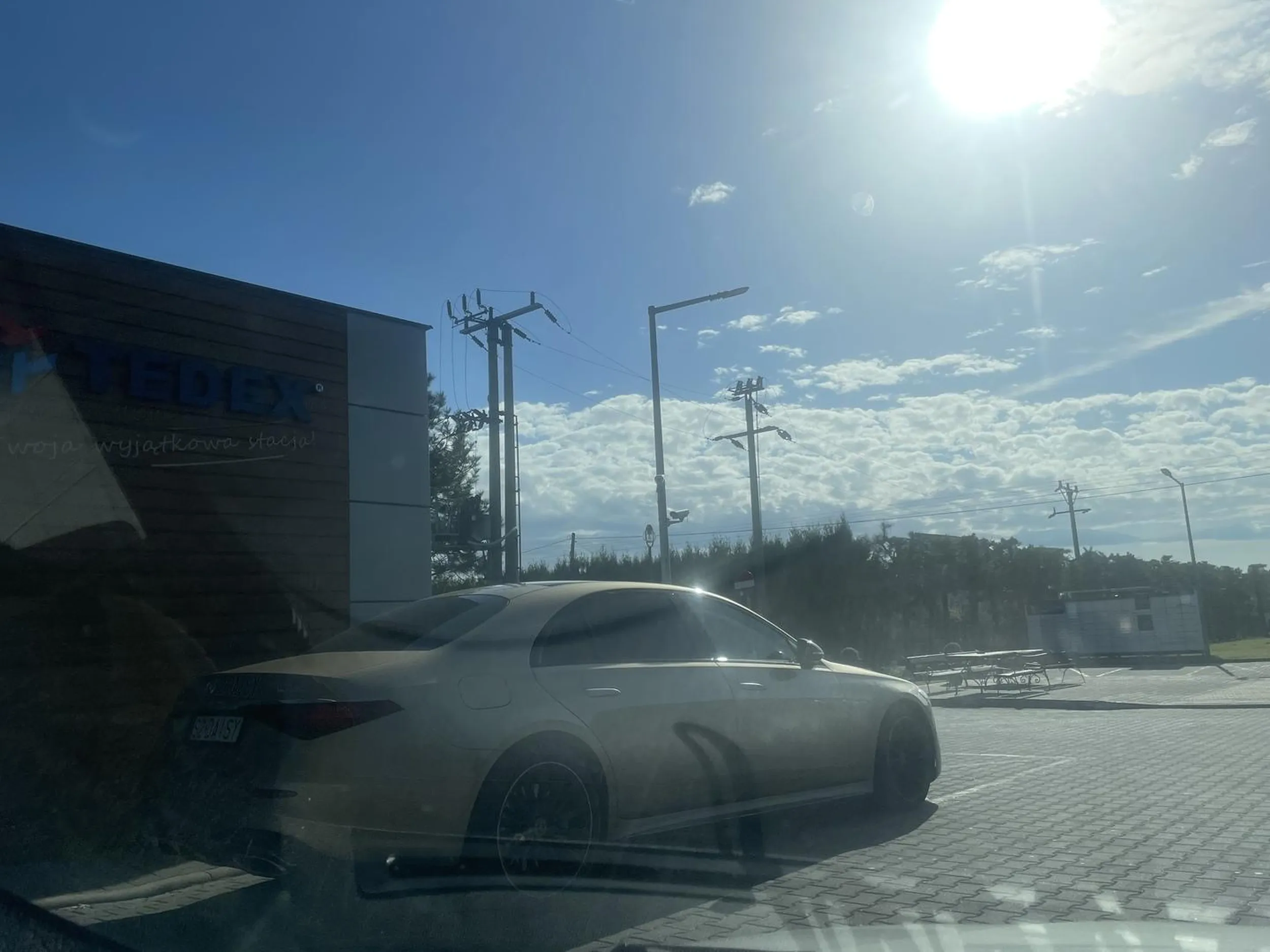 Naucz się lambadziaro ze jak parkujesz koło dystrybutora to tak żeby samochody za tobą  po tankowaniu mogły swobodnie wyjechać