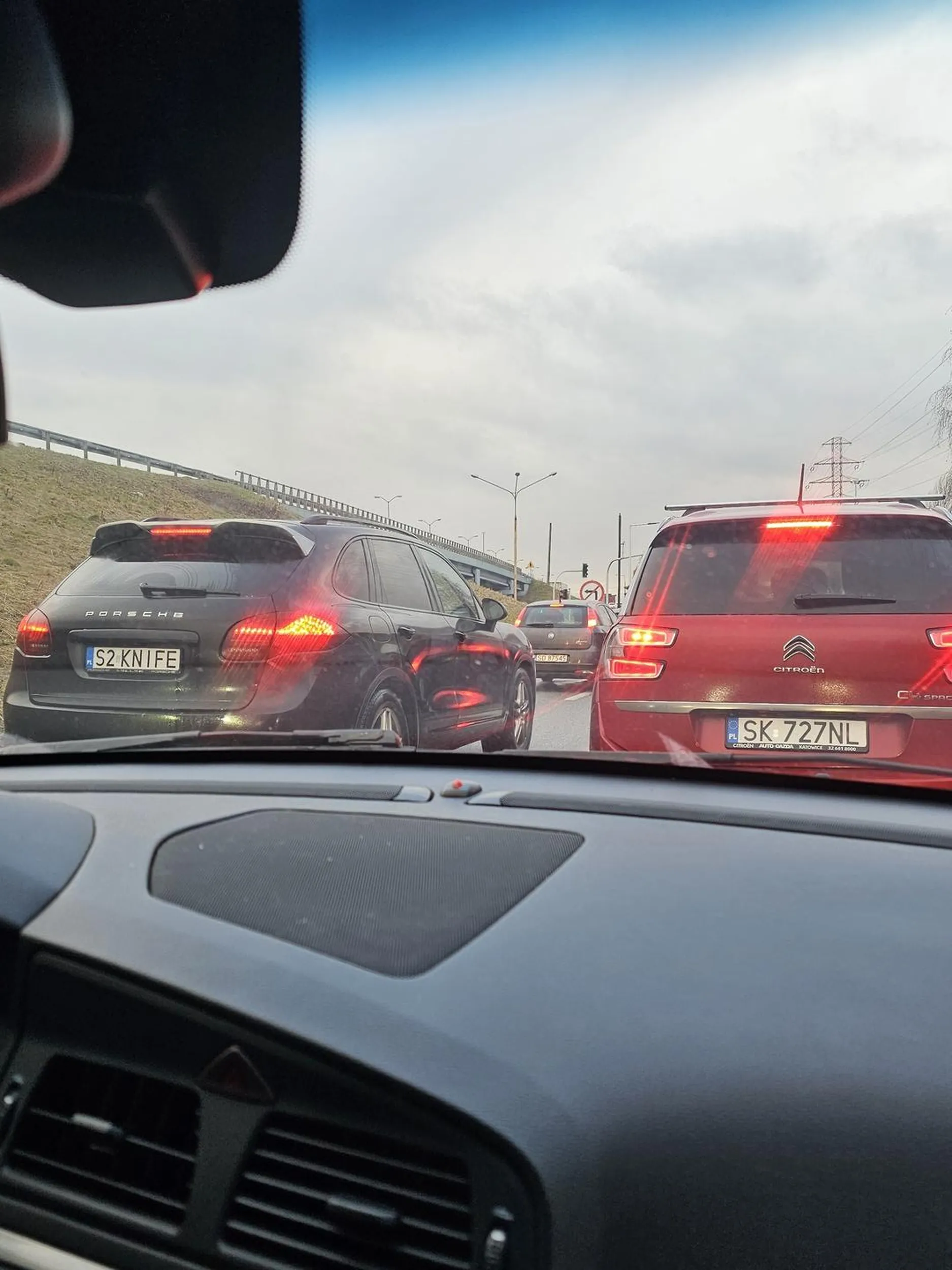 Wymija wszystkich i sie wpierdala