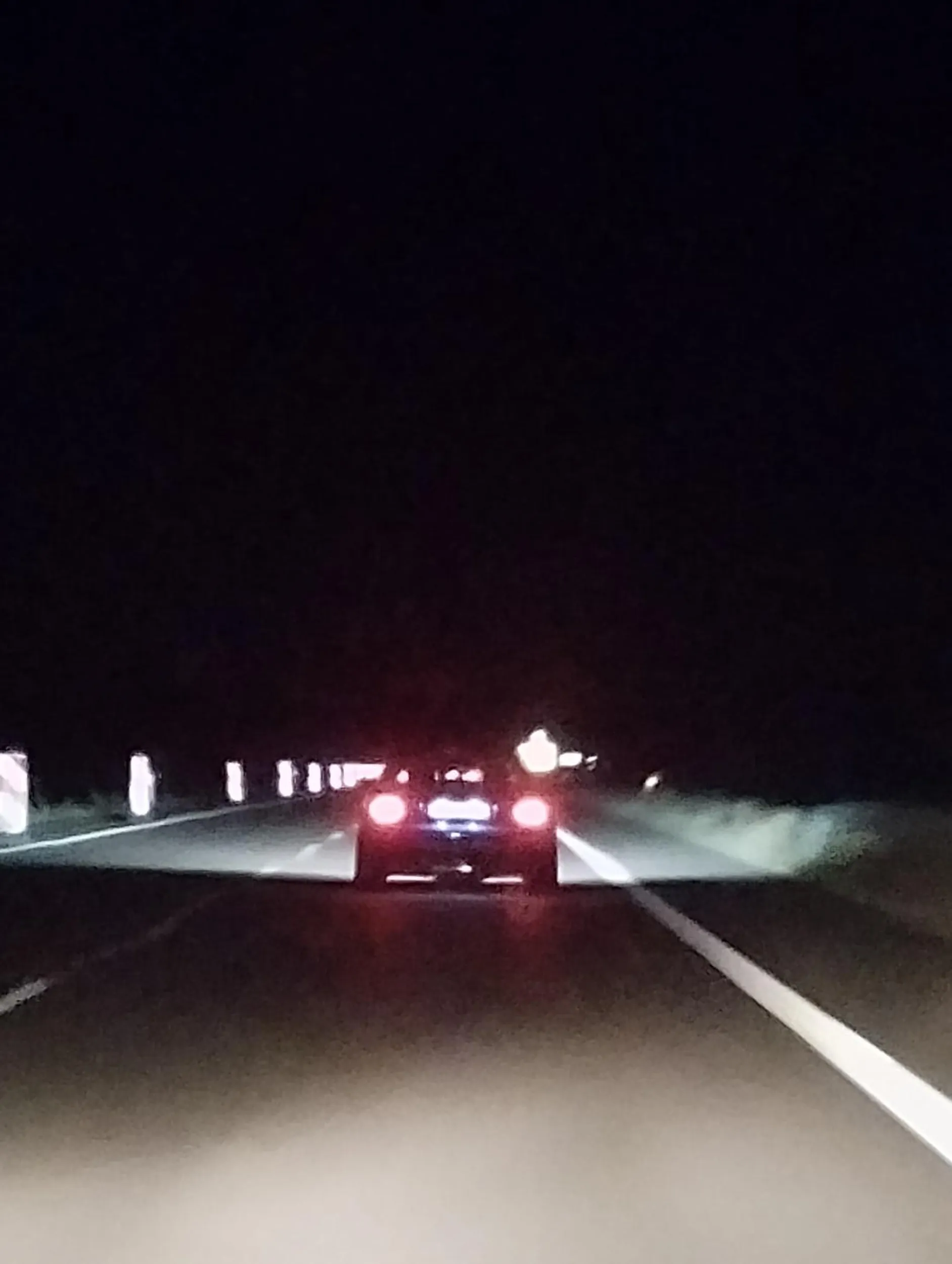 Na ekspresówce jedzie se kierowca w Audi z napędem na cztery łapy, a prędkość to jak wózek na targu. Oczywiście, to prawdziwy pirat drogowy – nie, żeby w bagażniku miał jakieś skarby, ale raczej zero pojęcia o przepisach. Wszyscy za nim trąbiom, a on se jedzie w swoim świecie, jakby miał cały dzień na to, żeby dotrzeć do celu. No ale wiadomo, śląski zdzichu zawsze swoje wie.