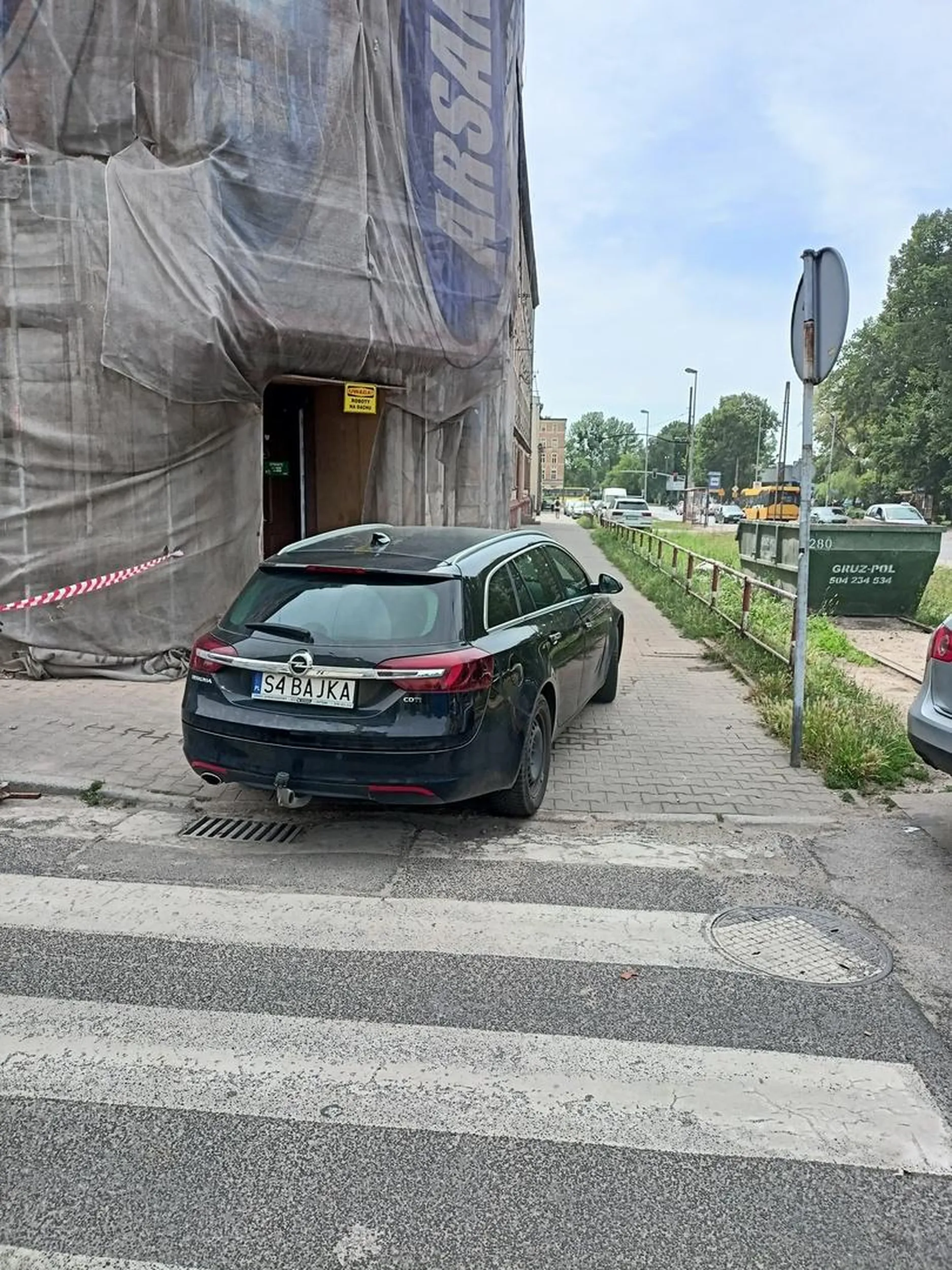 Ty tak serio? Jeszcze raz Cię zobaczę tak stojącego a wtedy szukaj lakiernika.