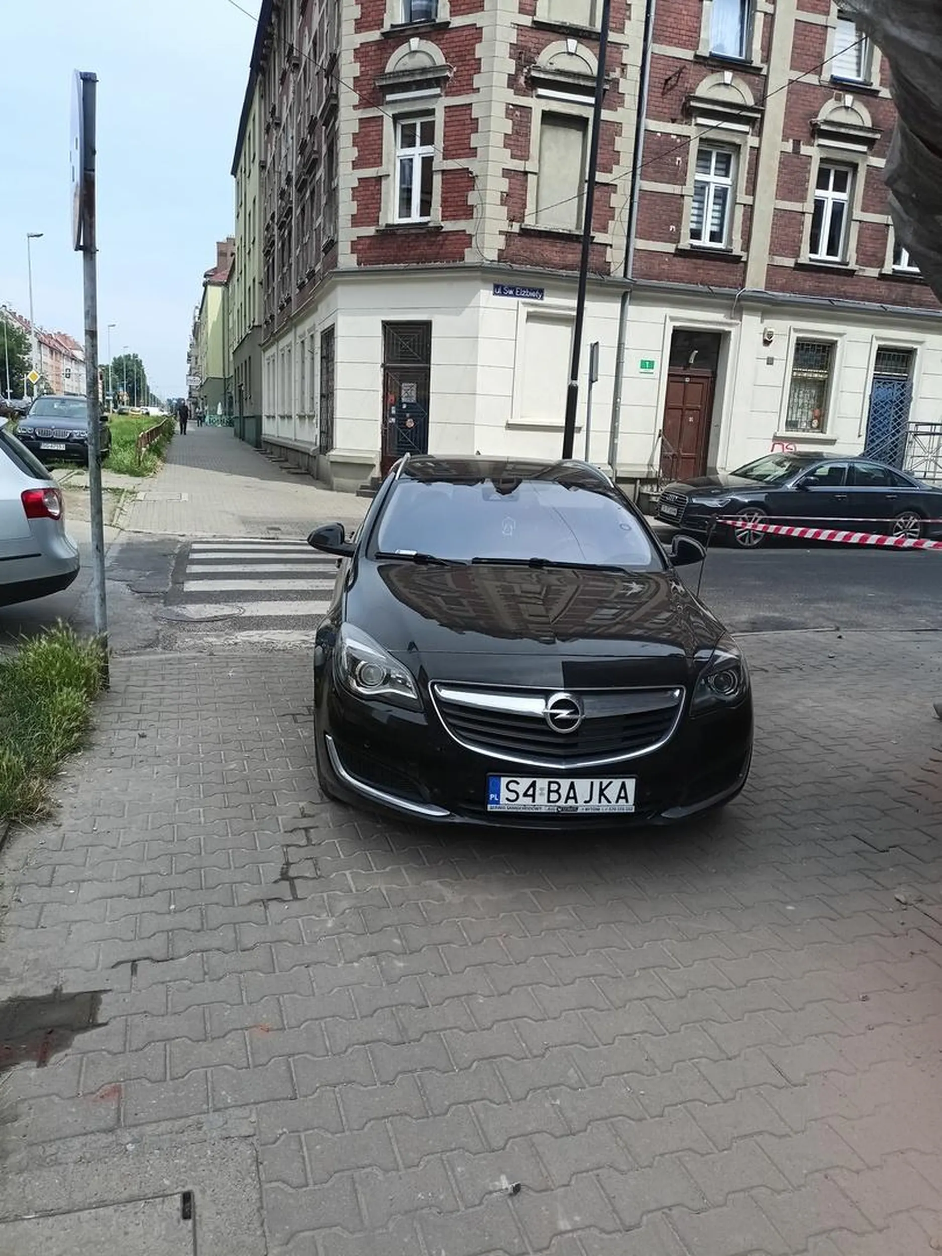 Ty tak serio? Jeszcze raz Cię zobaczę tak stojącego a wtedy szukaj lakiernika.