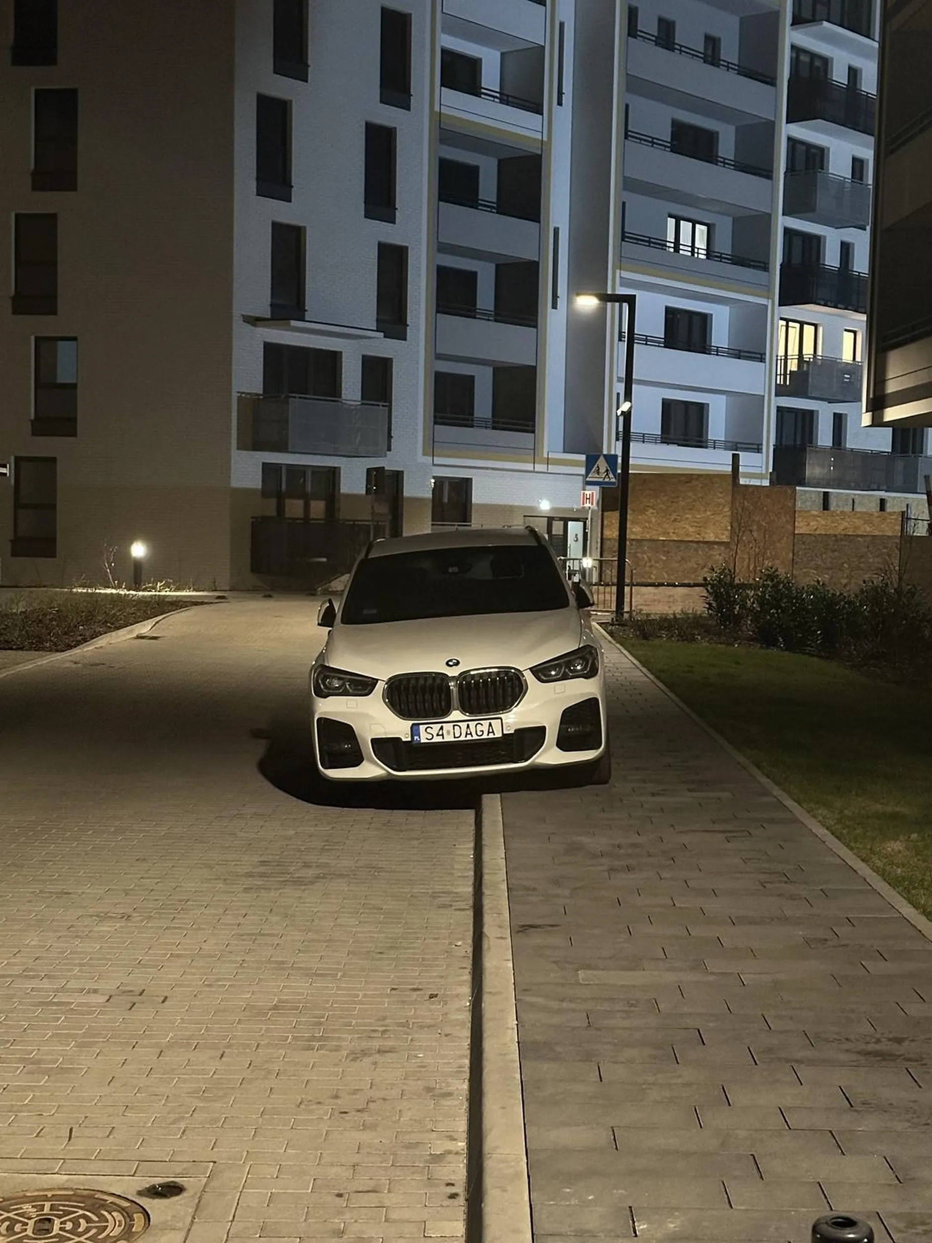 Parkowanie na chodniku plus drodze pożarowej.