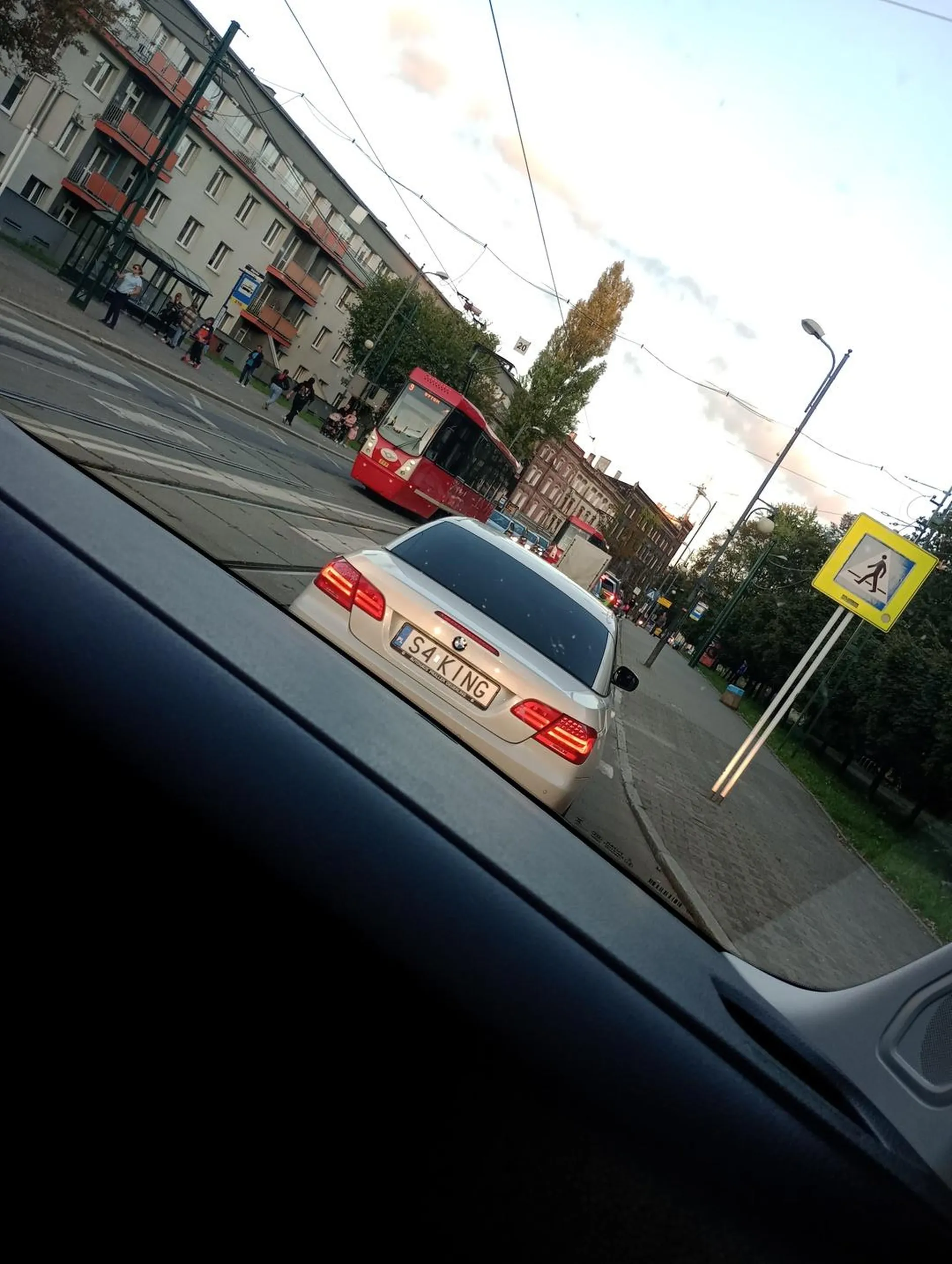 Przejechał staruszkę na pasach a teraz ucieka przed policją 50 wozów za nim jedie