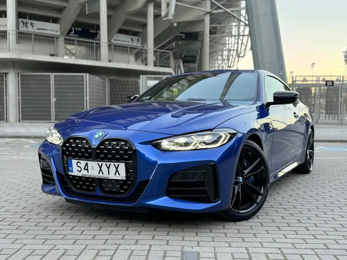 Wspaniała kierowczyni. Niesamowite, że kobiete było stać na takie auto! Spodziewałbym się, że należy do mężczyzny, jakież moje zaskoczenie było gdy wielokrotnie widziałem za kółkiem śliczną blondynkę! Po pewnym czasie przełamałem się i zatrzymałem na autostopa, niesamowita przejażdżka! Naprawdę polecam. Piękna ślązaczka, chociaż nie wiedziałem, że Częstochowa to Śląsk. Podróże z nią, nie dość, że ekscytujące to jeszcze także uczące!