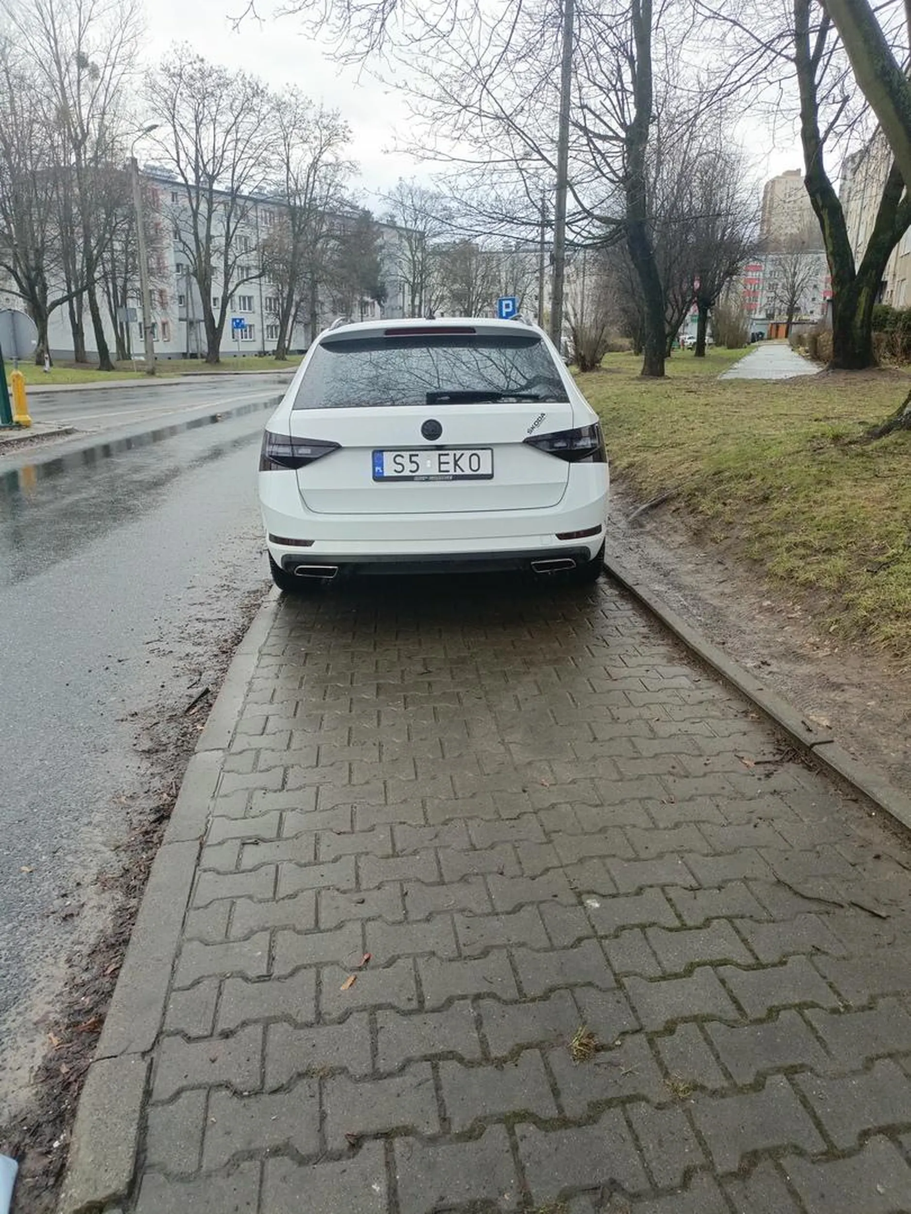 aż kusi aby przejść środkiem CHODNIKA.