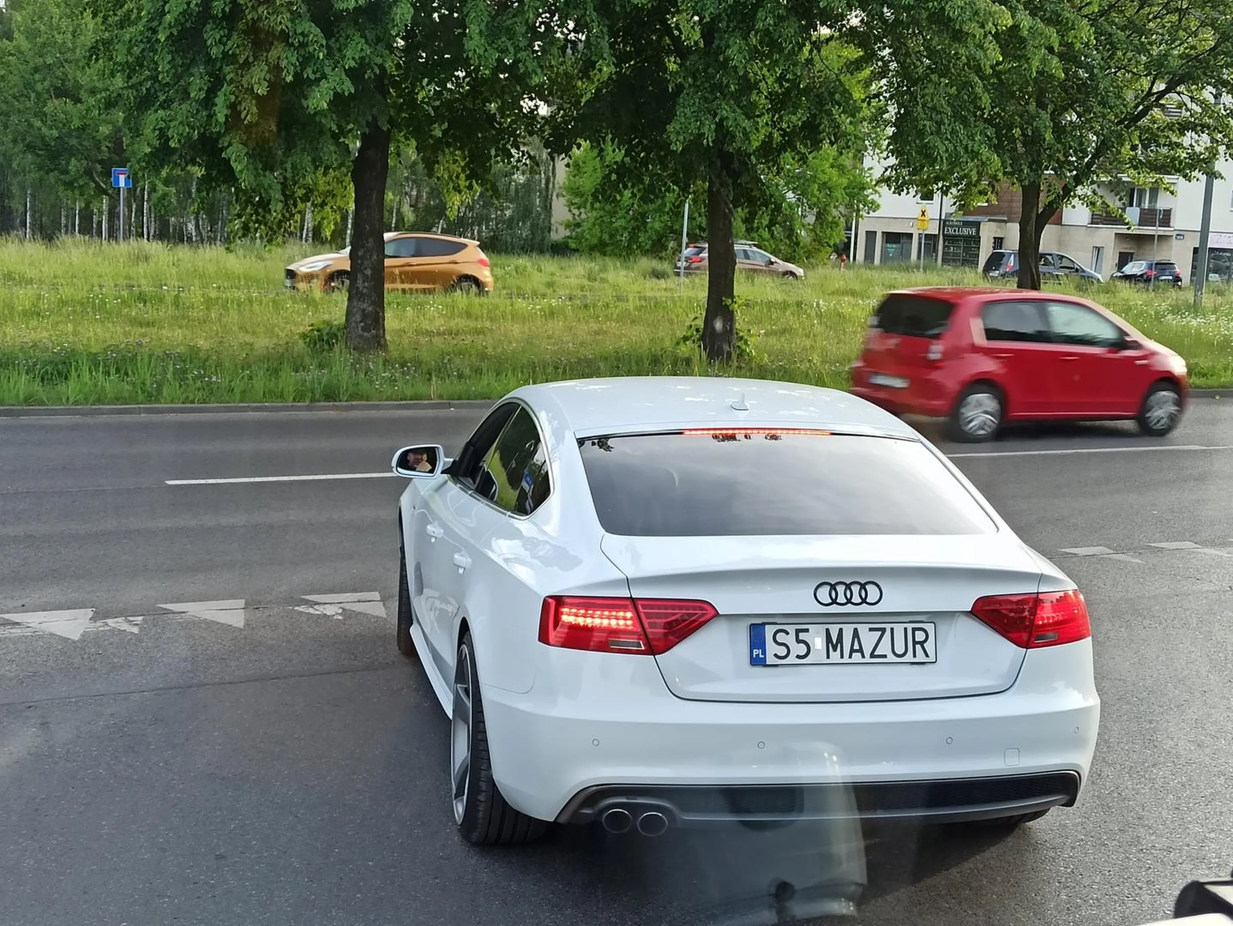 Wyprzedza na podwójnej ciągłej.