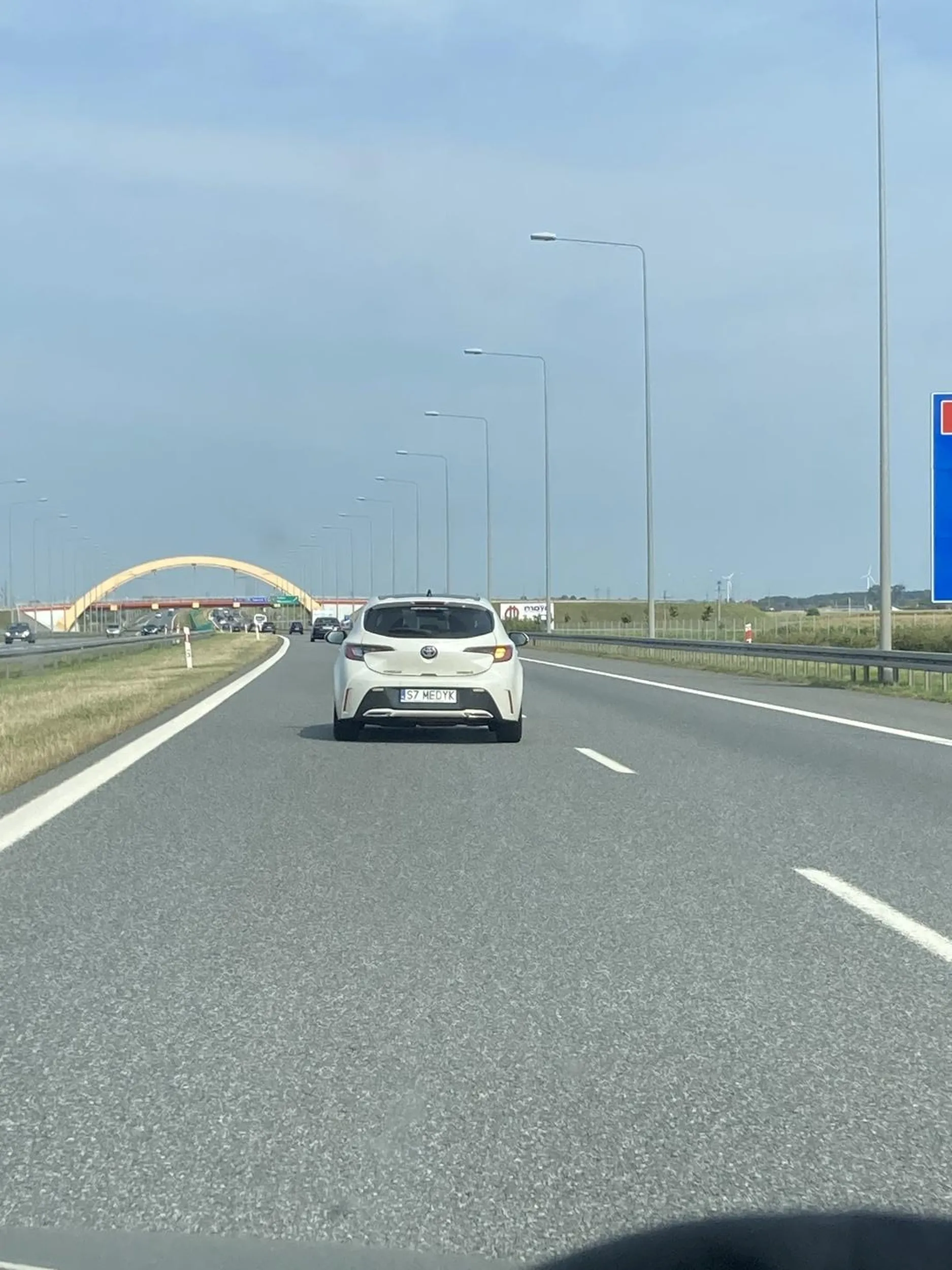 Ciągnie się niemota lewym.