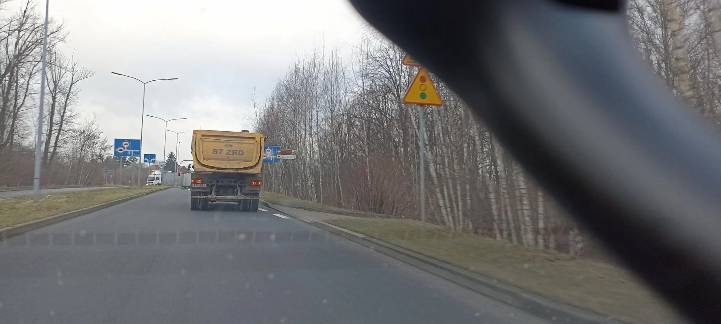 Uwaga na idiotę który jeździ ciężarówką wymusza zajeżdża drogę próbuję wyprzedzić chociaż nie ma czym raczej testów psychologicznych nie przyszedł proponuję aby policja się zainteresowała takimi samochodami które jeżdżą