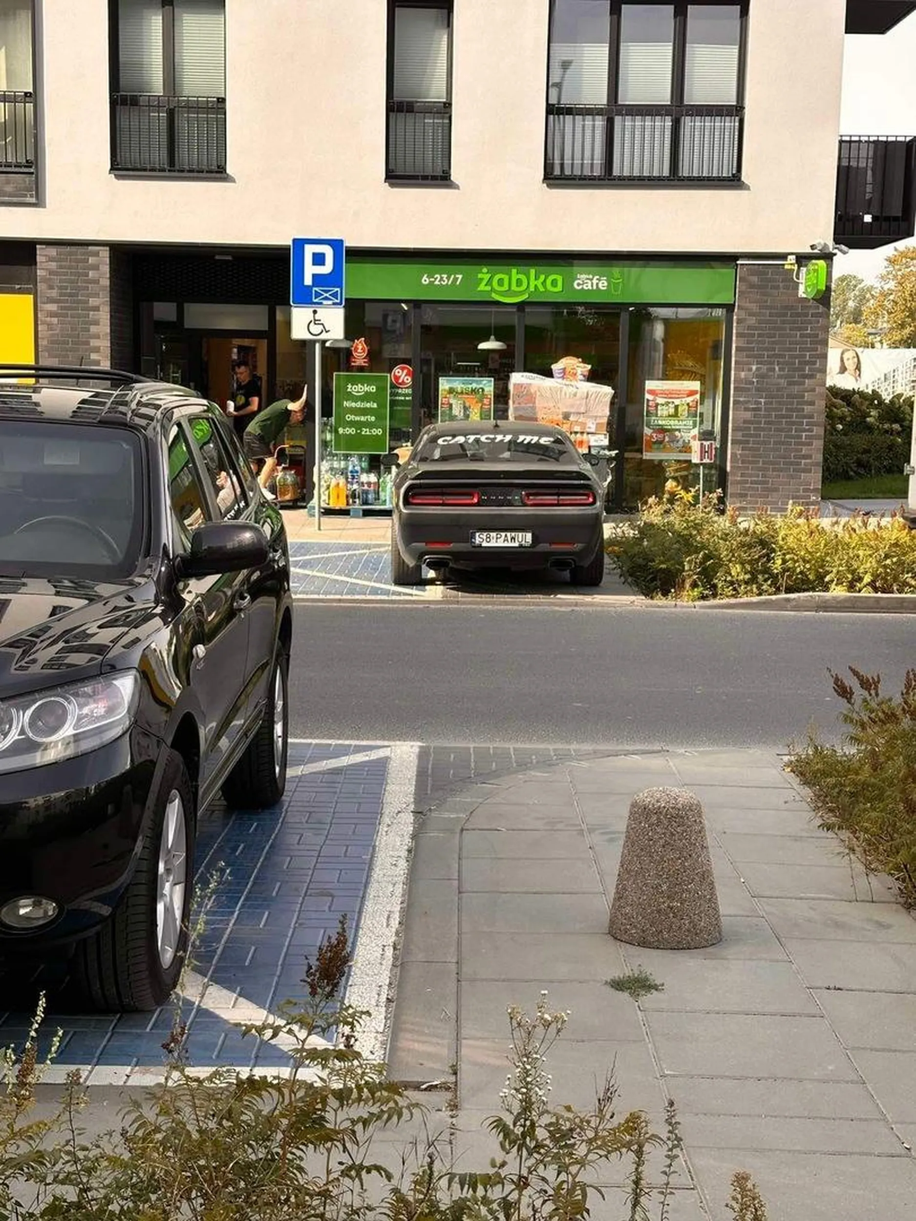 Gość, który uważa się za ważniejszego. Staje na kopertach i we wjazdach. No cóż, takich co wygrywają prawko w Cheetosach- powinno to słono kosztować.