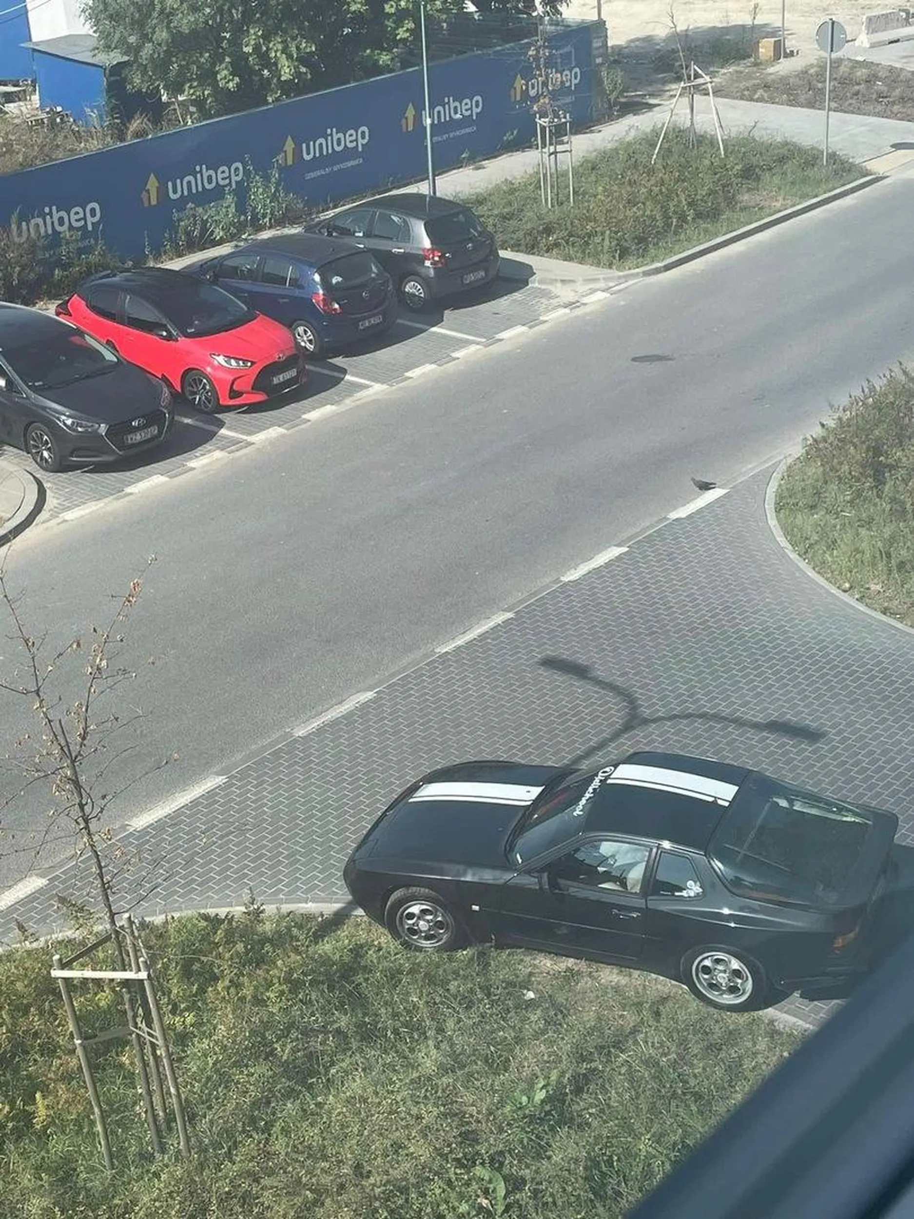 Gość, który uważa się za ważniejszego. Staje na kopertach i we wjazdach. No cóż, takich co wygrywają prawko w Cheetosach- powinno to słono kosztować.