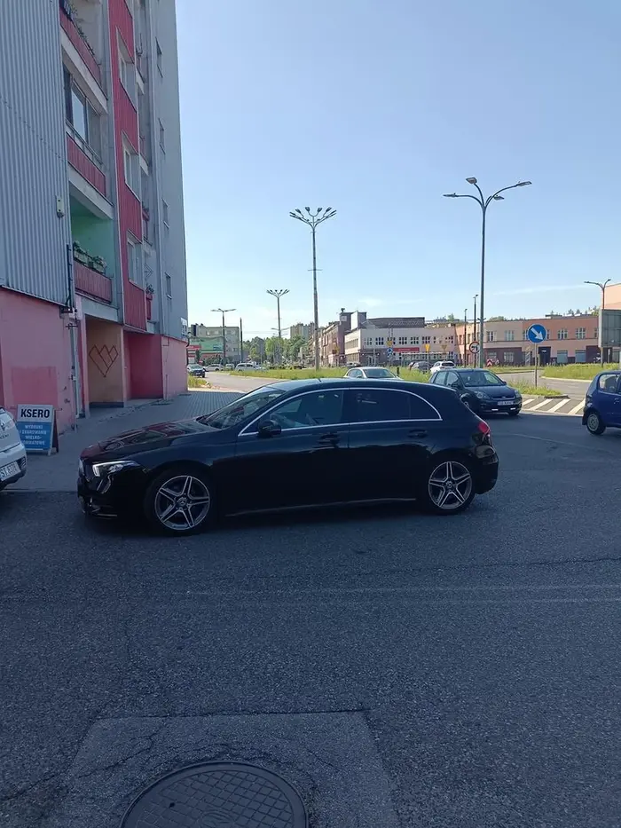 Pani kierowca zablokowała miejsce gdzie ludzie mają przejść, prosiłem żeby uprzejmie miejsce dalej jednak pokazała środkowy palec, brak kultury. Nie pozdrawiam Mercedesa