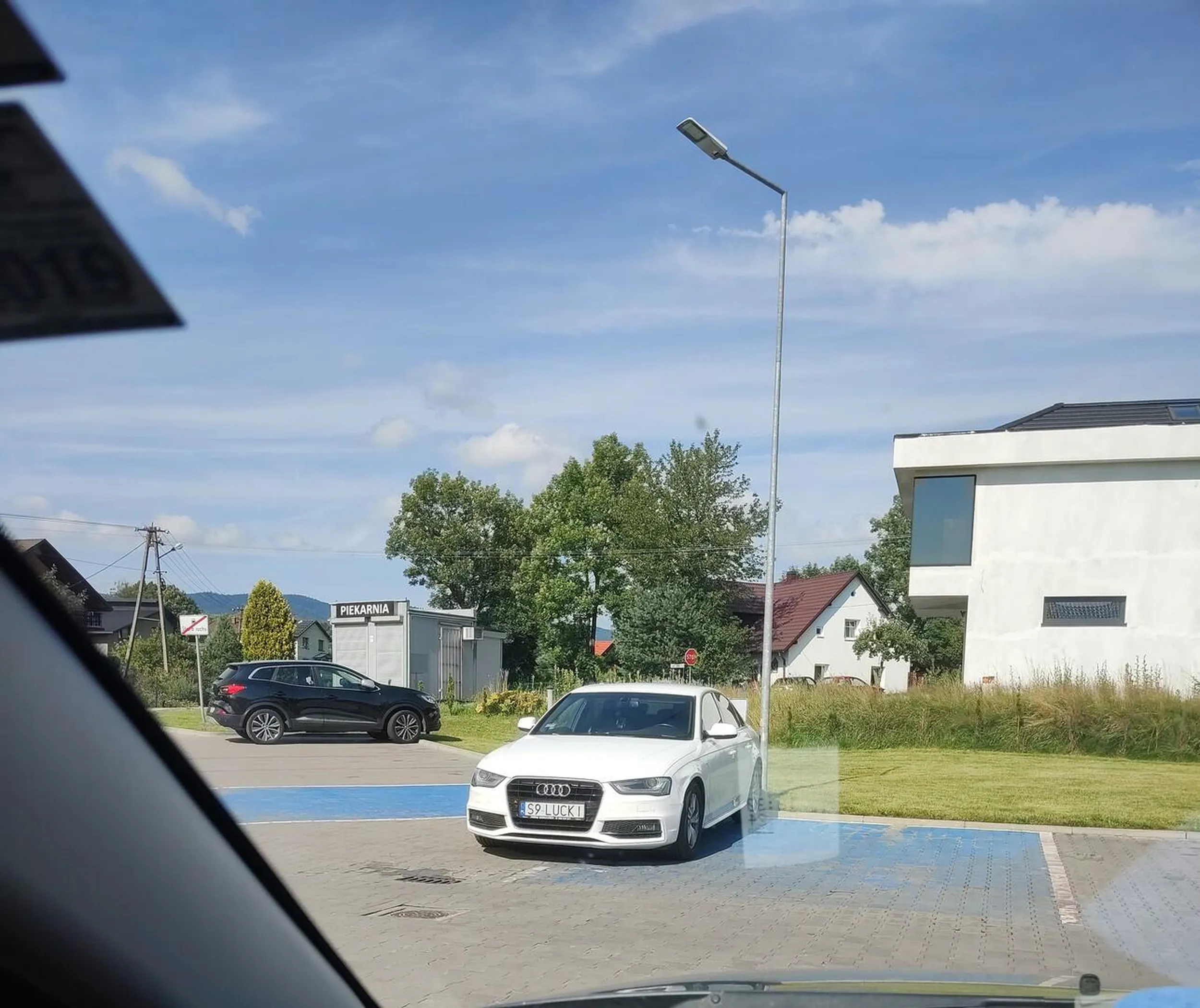 Pani blond pięknie wycofała między dwa miejsca dla niepełnosprawnych  pod sklepem DINO ( gdzie pół parkingu było wolne) przy okazji uszkadzają tabliczkę z informacją o miejscach dla niepełnosprawnych