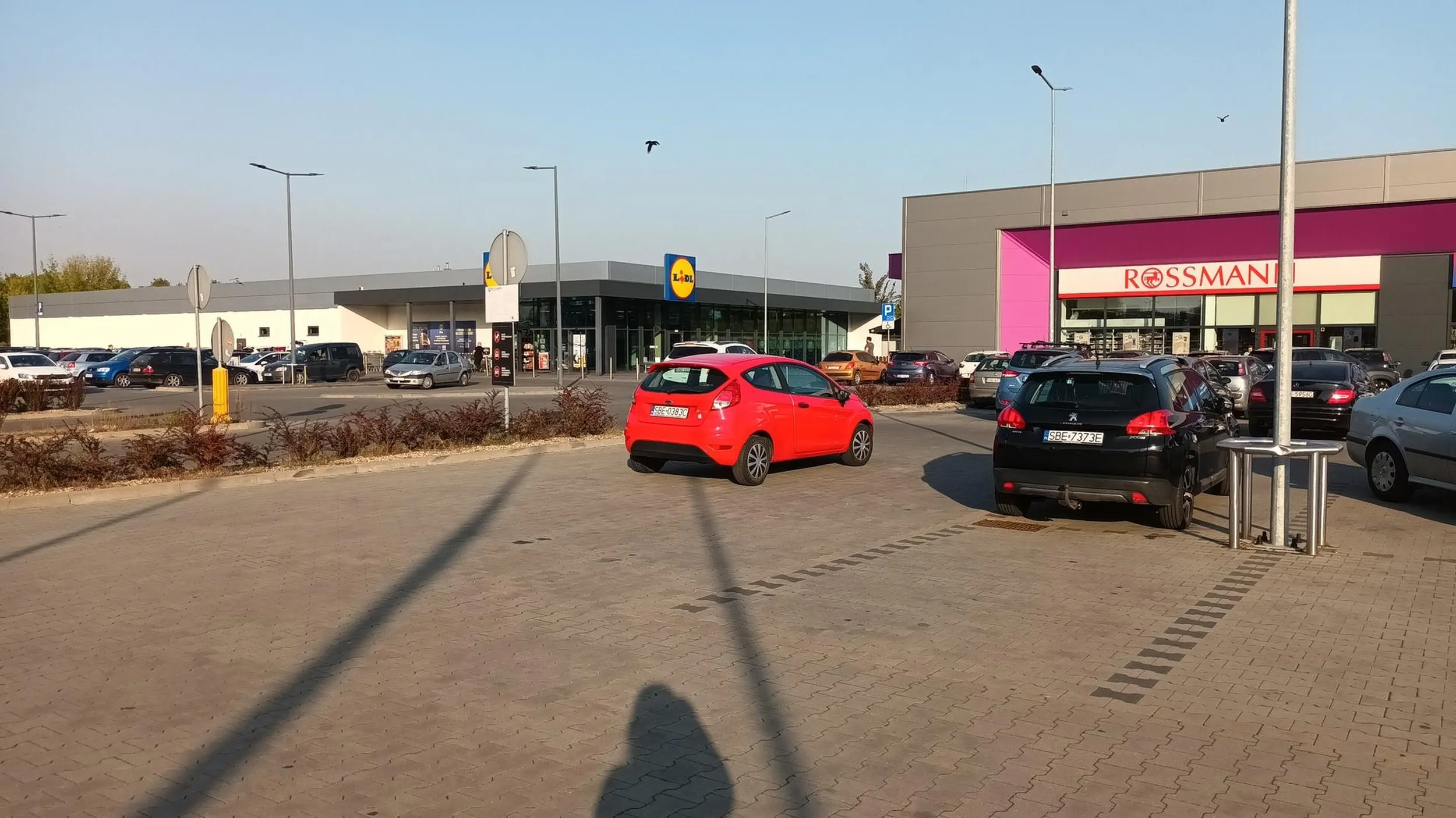 Brakuje wyjazd z parkingu parkując samochód na drodze.