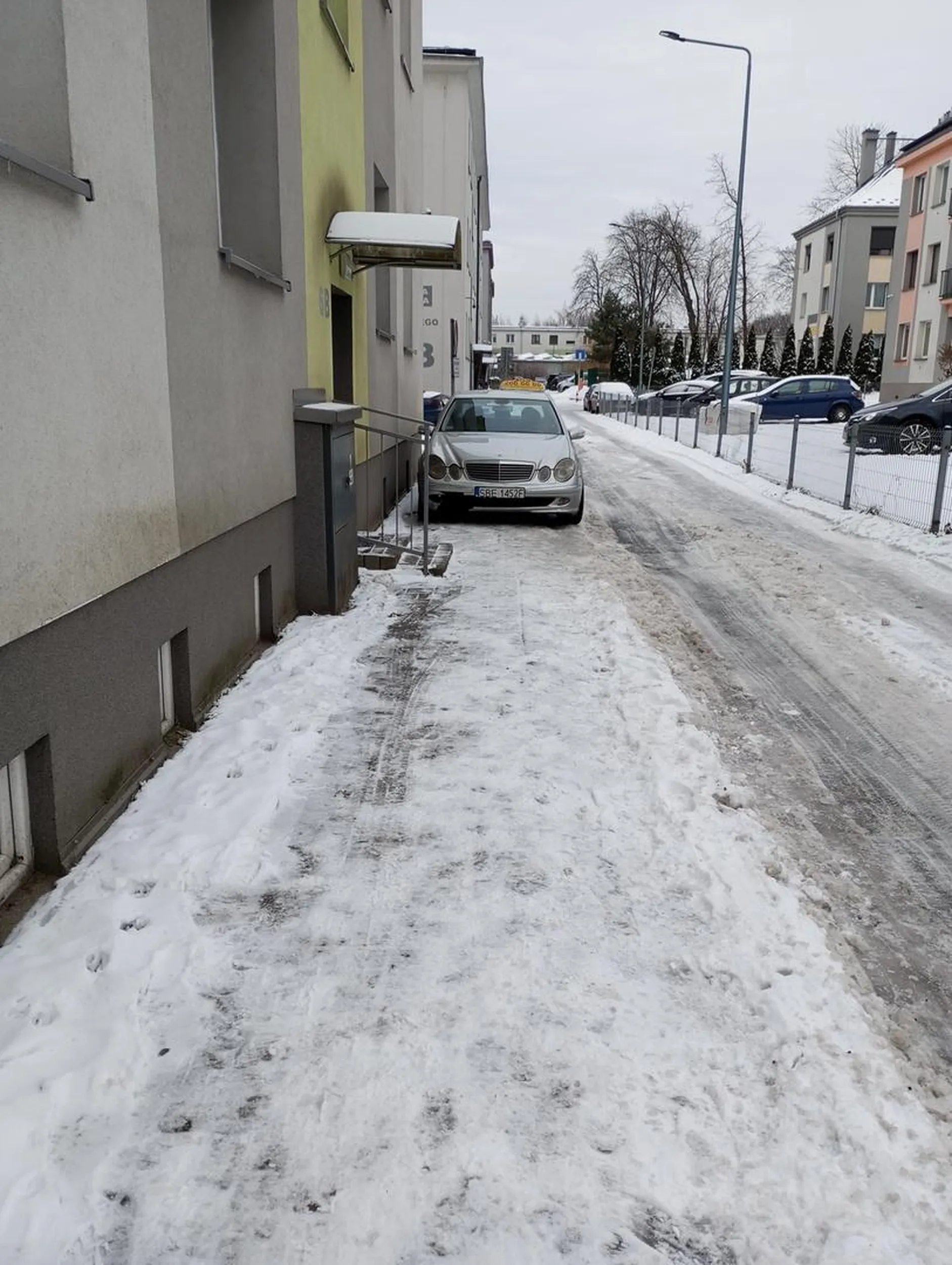 Złotówa parkuje, zajmując cały chodnik.