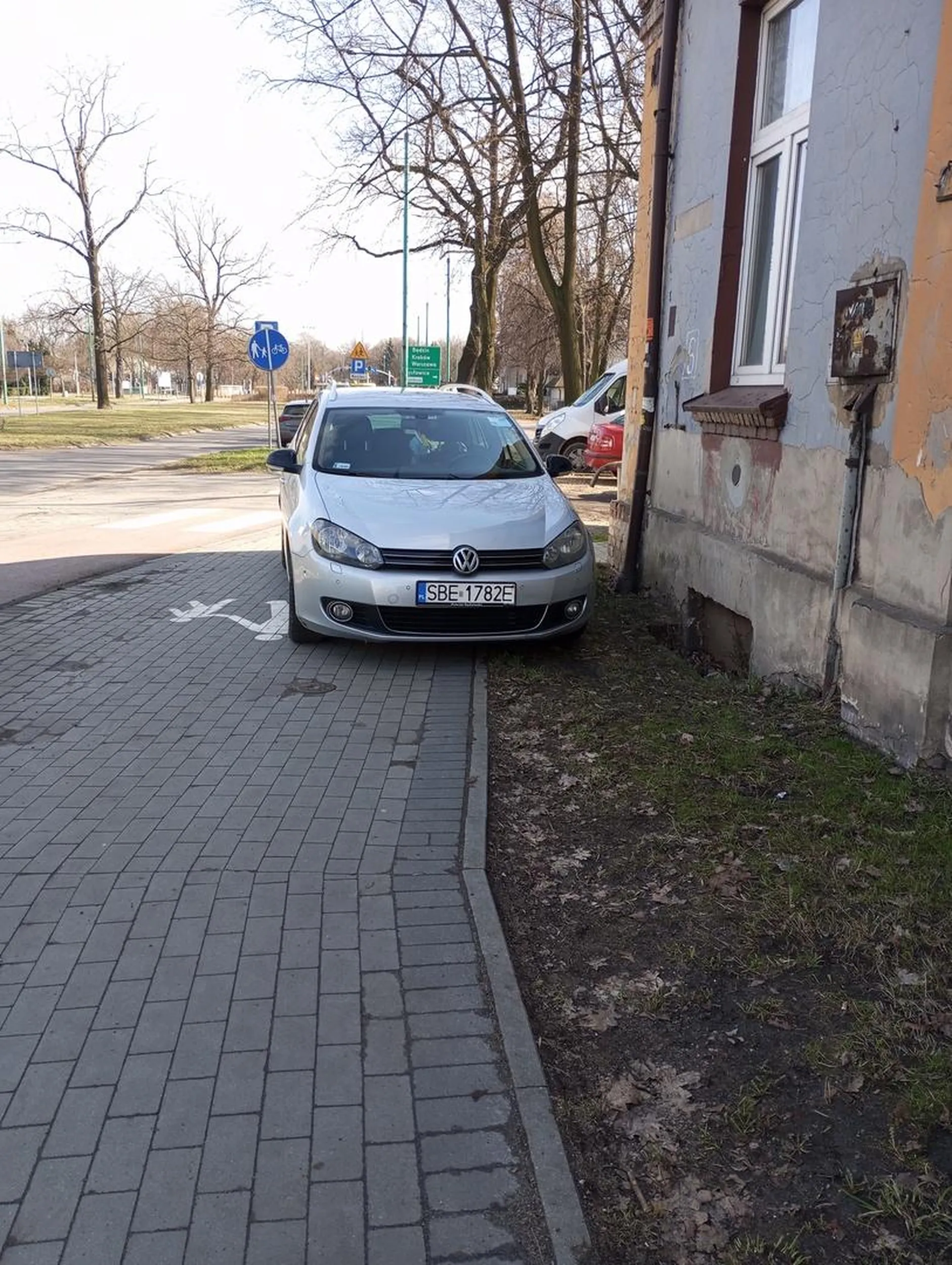Parkowanie na całej szerokości chodnika. I nie, naklejka, że jesteś osobą niepełnosprawną, nie zwalnia z przestrzegania przepisów.
