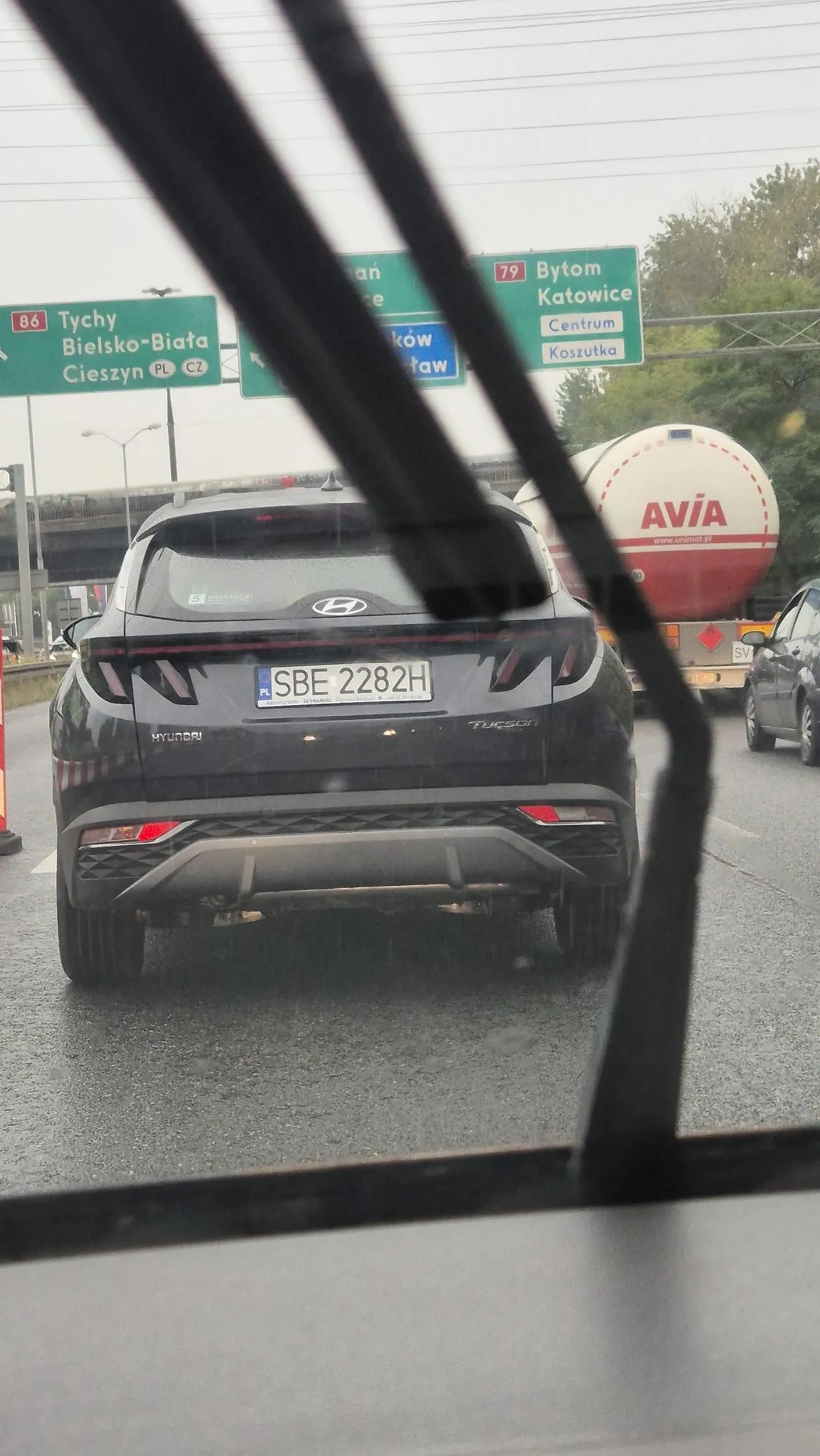 Jazda na suwak dla Pana to nowość. Na robotach drogowych wymusza pierwszeństwo trzymając się na zderzaku auta naprzeciw jednocześnie powodując, że lewy pas musi stanąć, co powoduje korki. Pan wie, że robi źle - specjalnie odwrócił głowę udając, że nie widzi lewego pasa ;) Oby kiedyś się odbiło czkawką