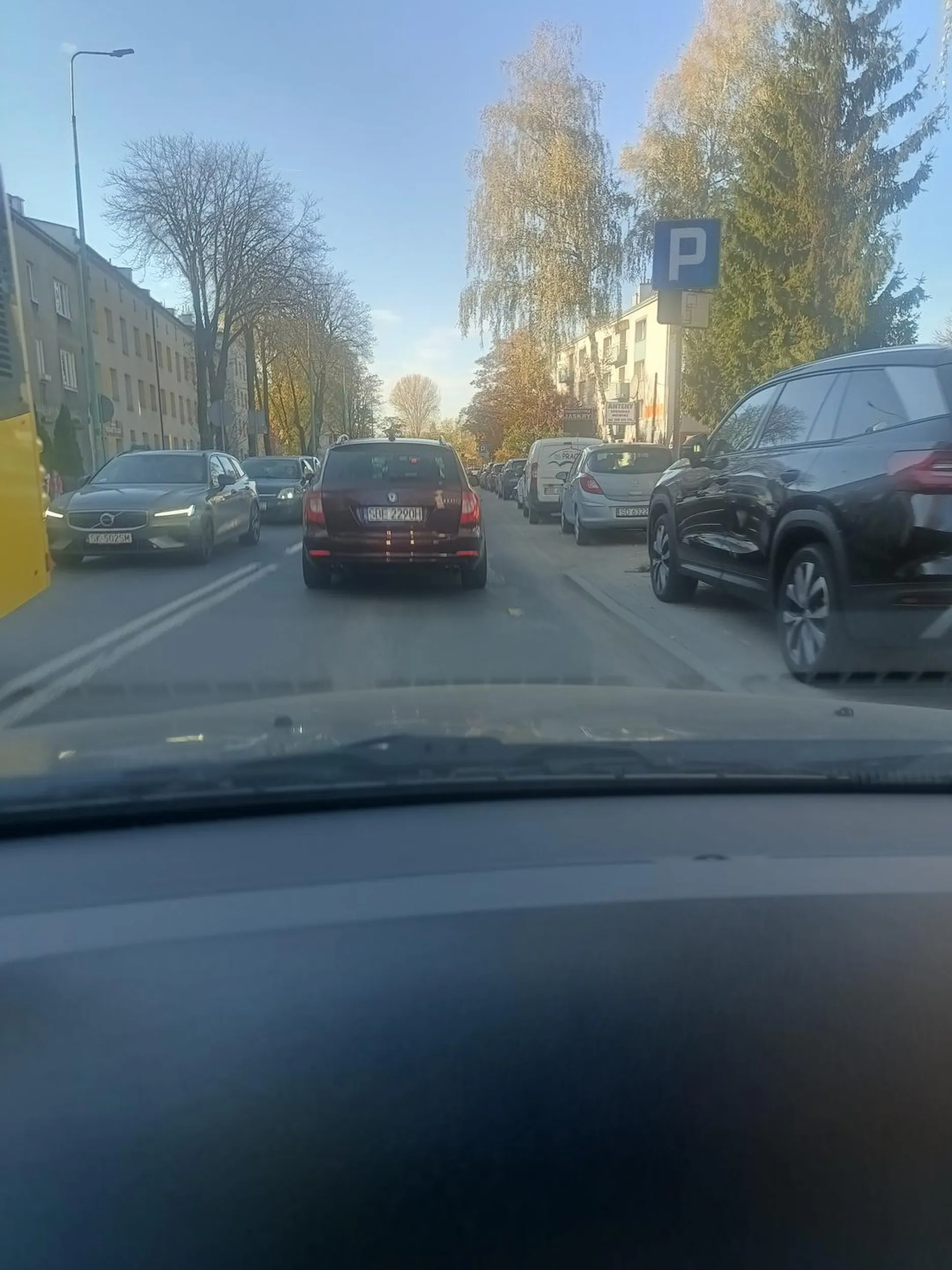 Bawi się w szeryfa drogowego, wymusza pierwszeństwo