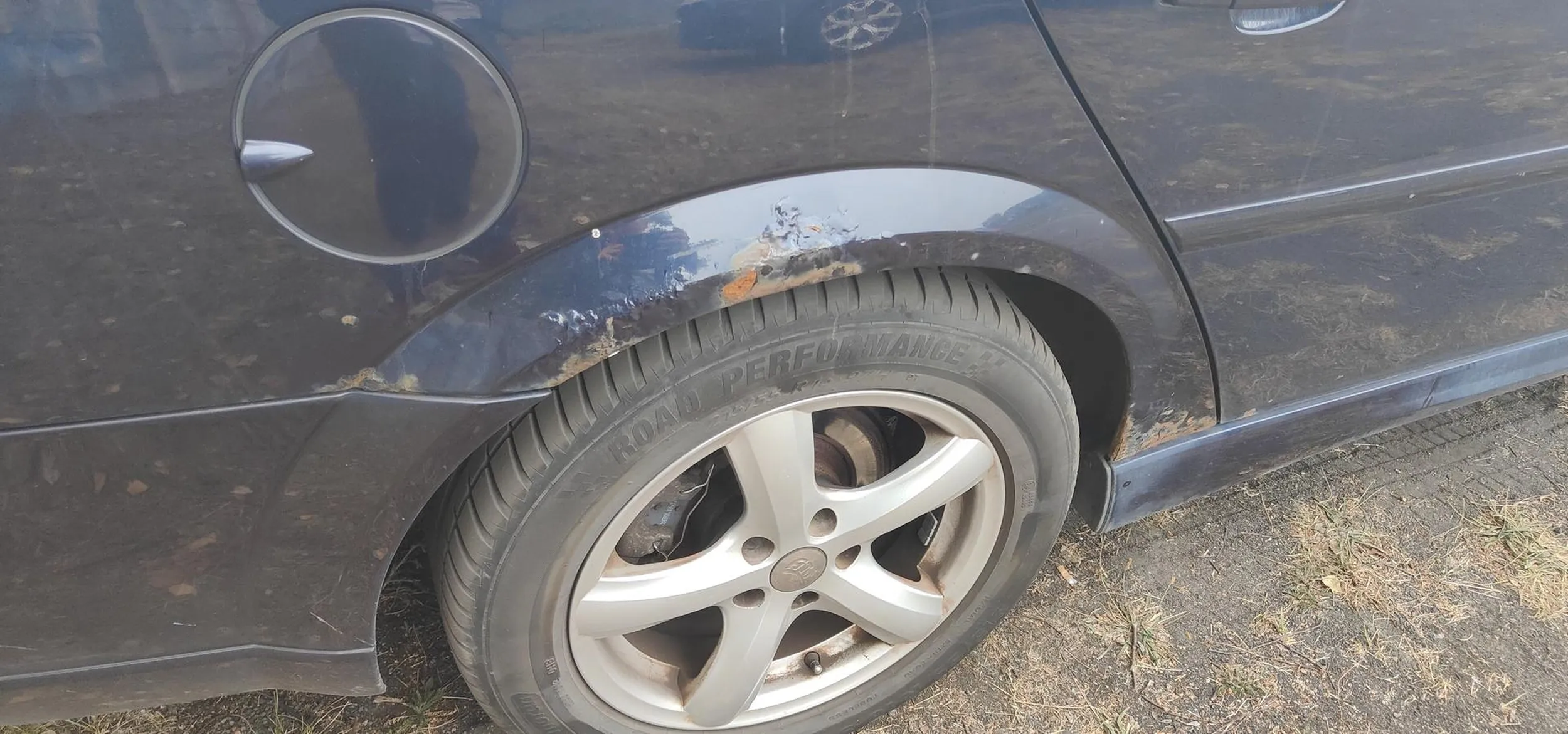 Rdzawy opel Polecam kierowce ale nie polecam parkować obok (rdza przeskakuje)