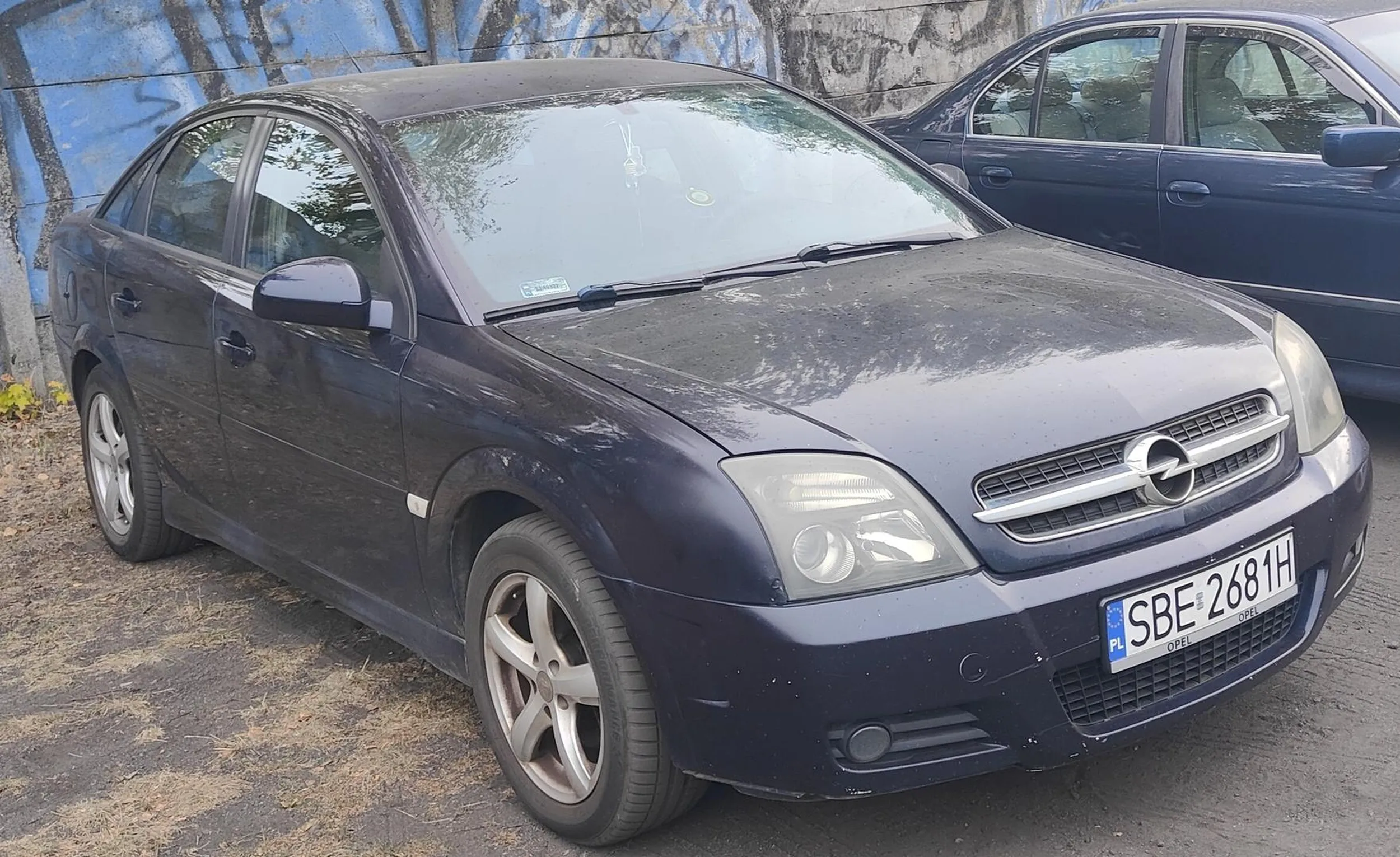 Rdzawy opel Polecam kierowce ale nie polecam parkować obok (rdza przeskakuje)