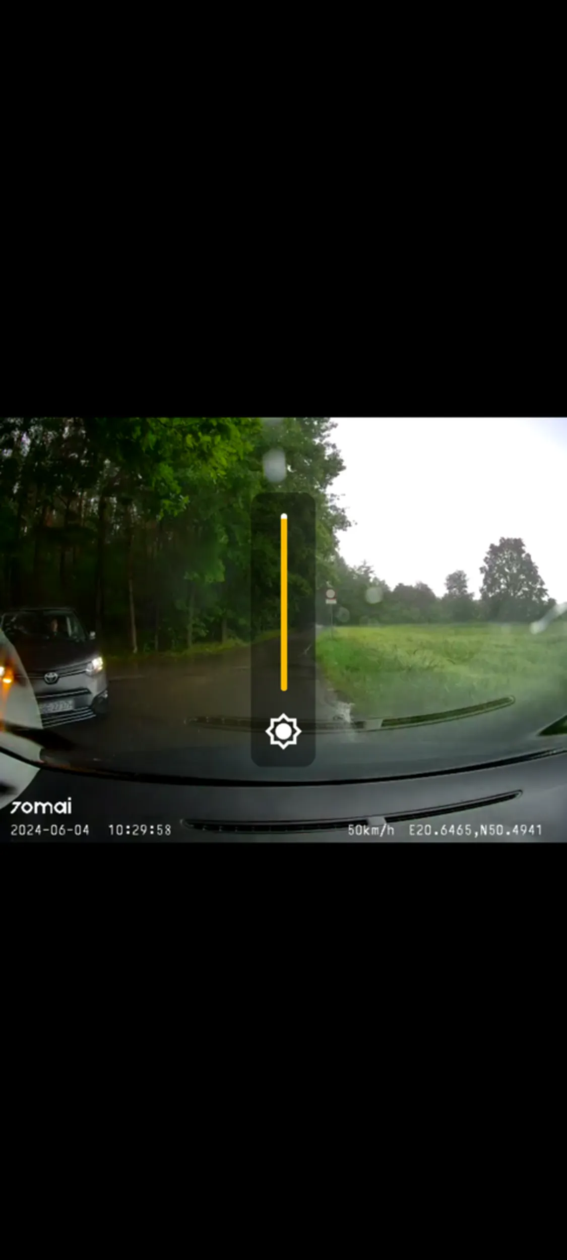 Na granicy miejscowości Grochowiska Las Winiarski powiaty Pińczowski Buski wyjeżdżając z zakrętu kierowca toyoty  zepchnął mnie z drogi nie mogłem skręcić bo typ jechał środkiem drogi i jeszcze wymachiwał rękami ja bym to ja zrobił coś nie tak potem uciekł z  miejsca zdarzenia