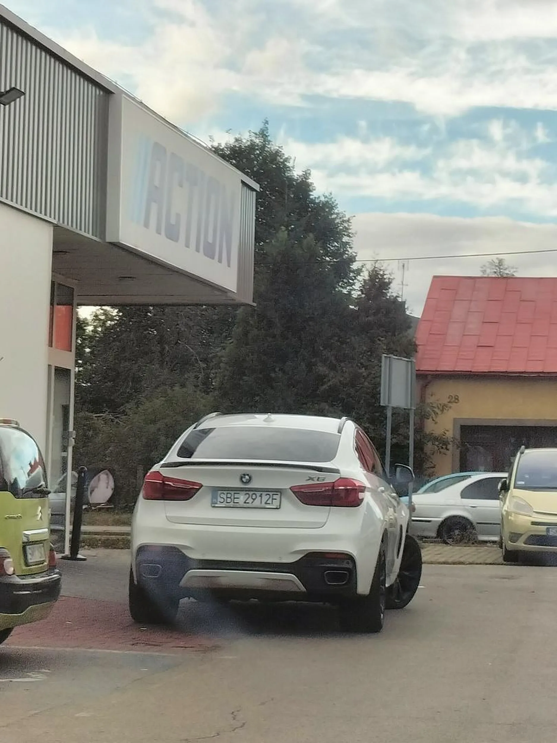 Jak by mogła to by wjechała do sklepu. Pani z ewidentną nadwagą to ruch by się jej przydał.