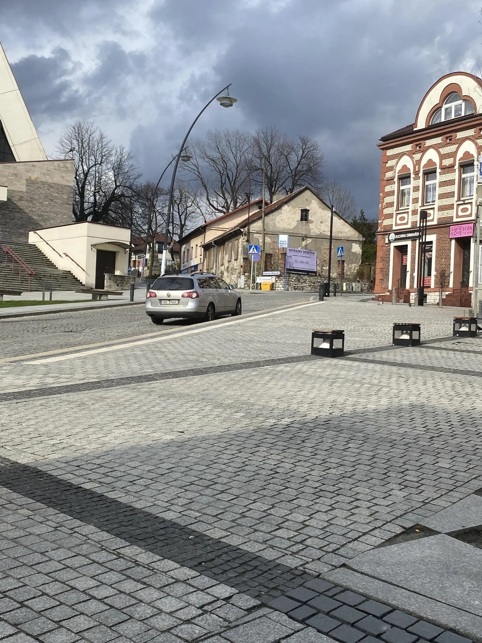 Zaparkował samochód na samym środku wyspy dla autobusów. Masakra