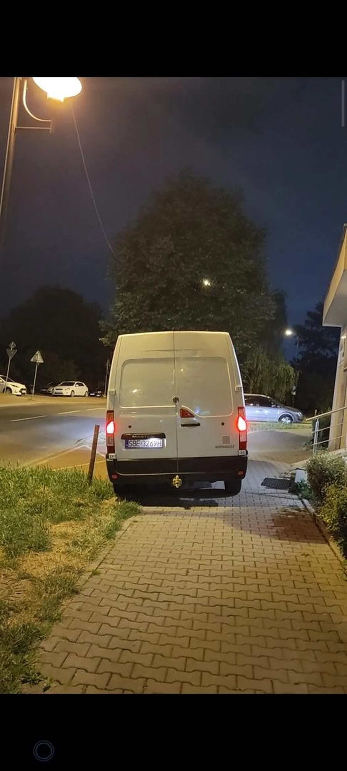 Ciepły chłopiec kakaowiec lubiący dmuchać w męskie flety. Onanizuje się podczas wkładania paczek do skrzynek. Jeździ po chodniku. Ale już niedługo. Sprawa zgloszona na Bema w Bedzinie i na infolinię allegro.