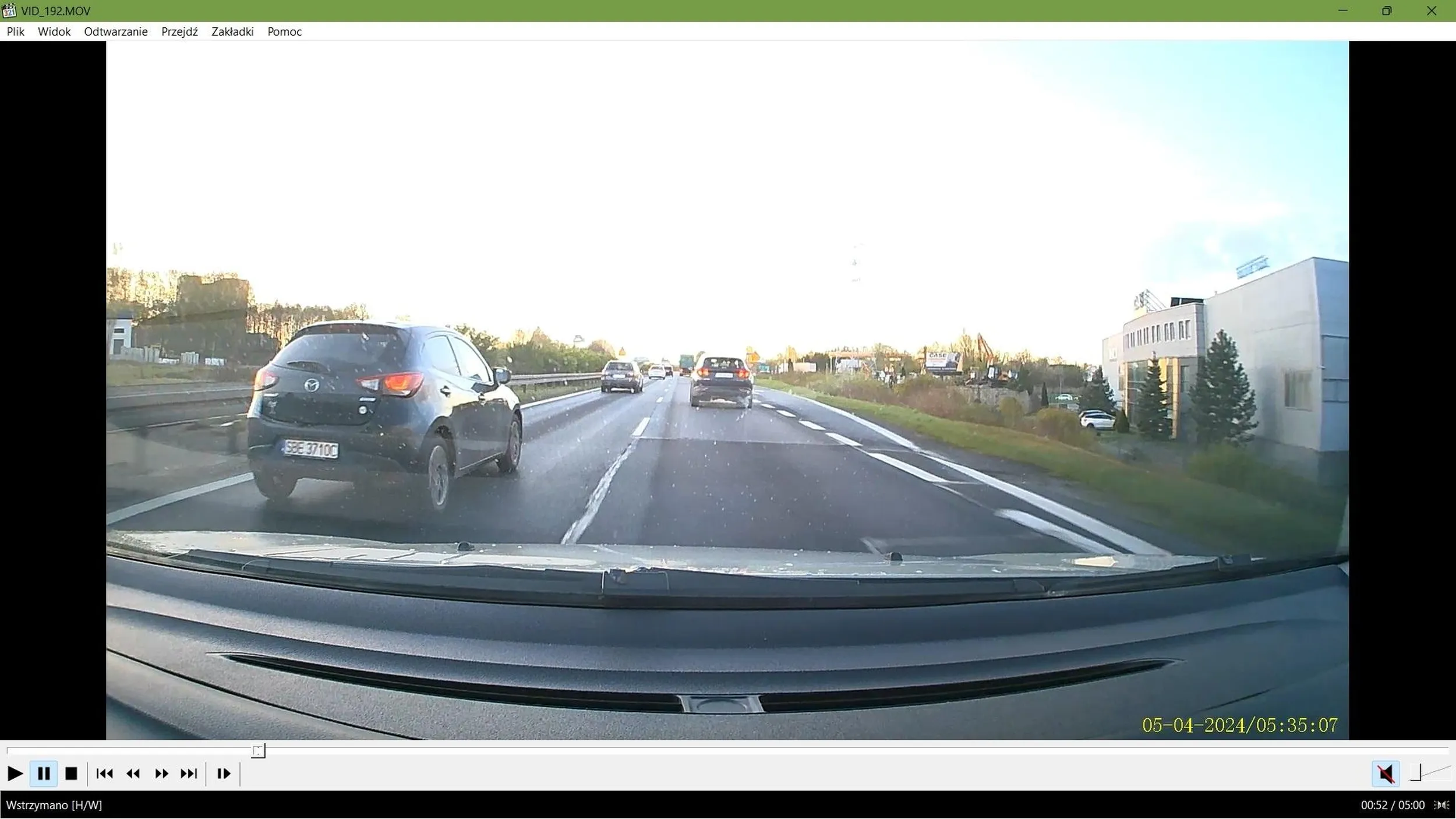 Zmiana pasa ruchu za skrzyżowaniem dla tej pani kierującej stanowi wyzwanie. Po własnym błędnym manewrze przedstawia pretensje, a po zakomunikowaniu iż jest nagrywana pokazuje kilkukrotnie palec środkowy.