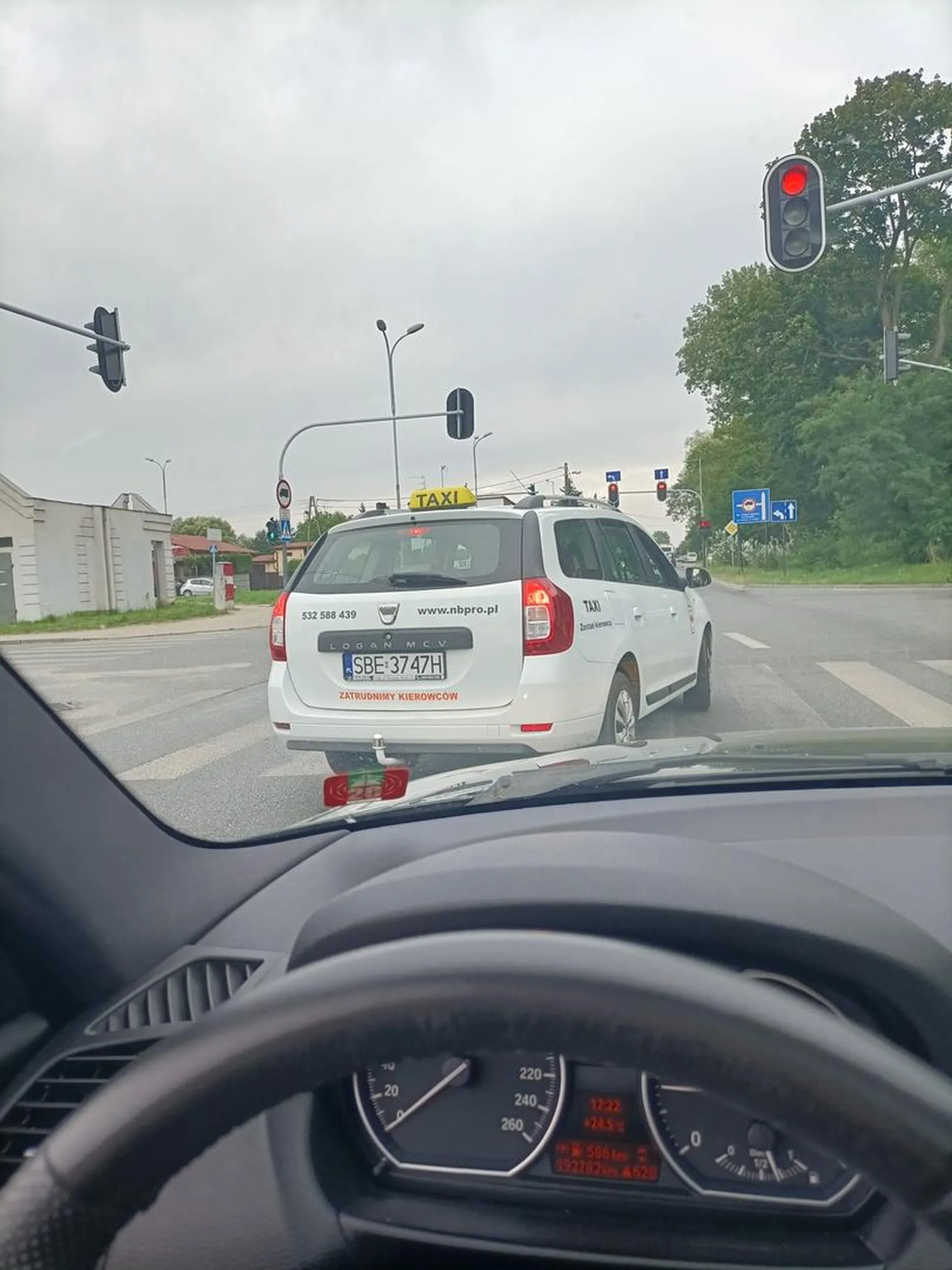 Ziomek z taxi stwierdził że on się bardzo spieszy i jadąc 20 metrów pod prąd wjechał na pierwsze miejsce pod światłami