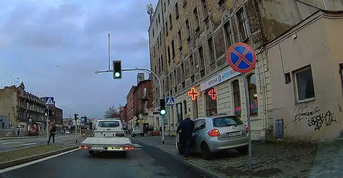 A co znaczy ten kolorowy znak przy drodze, że o przejściu dla pieszych nawet nie wspomnę? Szanowny pan chodzący po jezdni i parkujący swą Toyotę zapewne po prostu nie wie co robi. xD