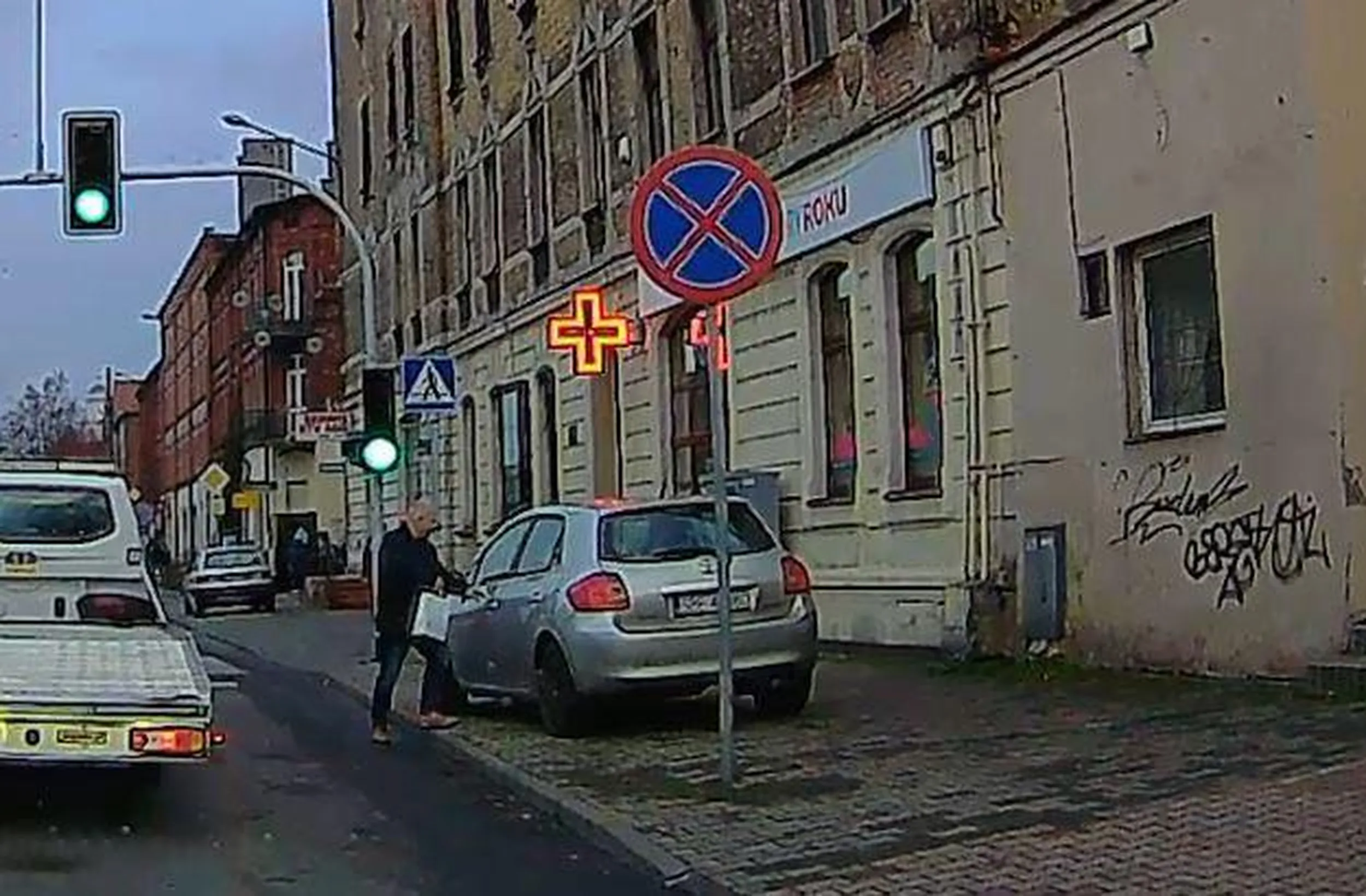 A co znaczy ten kolorowy znak przy drodze, że o przejściu dla pieszych nawet nie wspomnę? Szanowny pan chodzący po jezdni i parkujący swą Toyotę zapewne po prostu nie wie co robi. xD