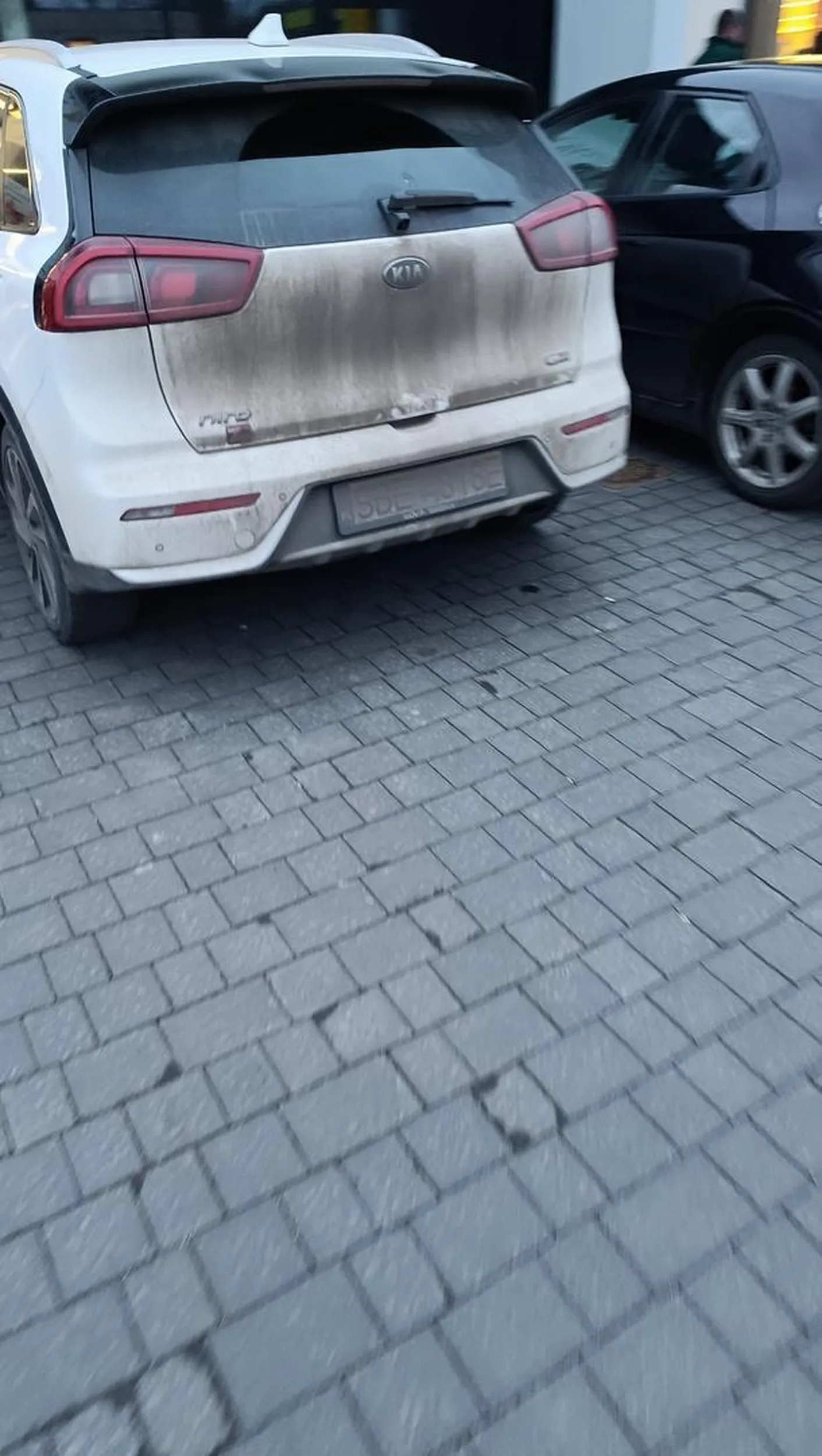 Kolejny "mądry", który staje pod biedronką nie korzystając z parkingu. Odkąd w Wojkowicach powstało centrum handlowe "ludzie" notorycznie niemalże wjeżdżają do sklepu, bo nie potrafią przejść parę metrów z normalnego miejsca parkingowego. Rozumiem, że jak nie ma barierek, to można wjechać wszędzie ? PS. Umyj auto