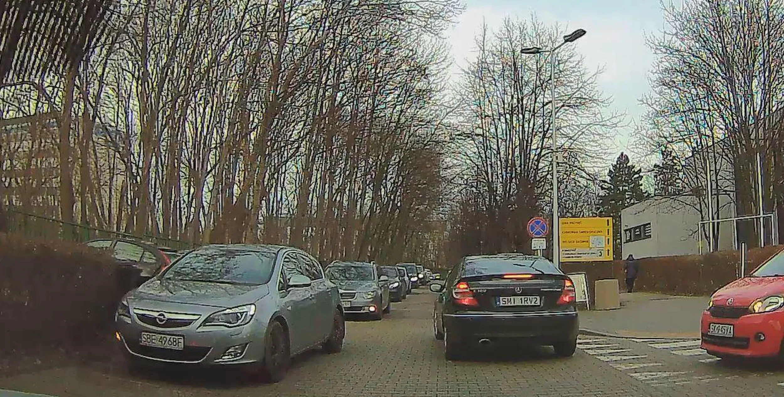 Szanowny chłopiec zaparkował na całym pasie ruchu pod znakiem B-36 "zakaz postoju i zatrzymywania się" i to pod prąd (!) na szpitalnej alejce, zablokował cały ruch. W końcu ktoś go przepuścił i dzięki temu zaczęło się luzować. Skonfrontowany twierdzi, ze on oczywiście niczego nie zablokował i nigdzie źle nie parkował... Oby ten dziadek, którego odbierałeś ze szpitala, miał z Ciebie więcej pożytku, bo kierowca z Ciebie marny.