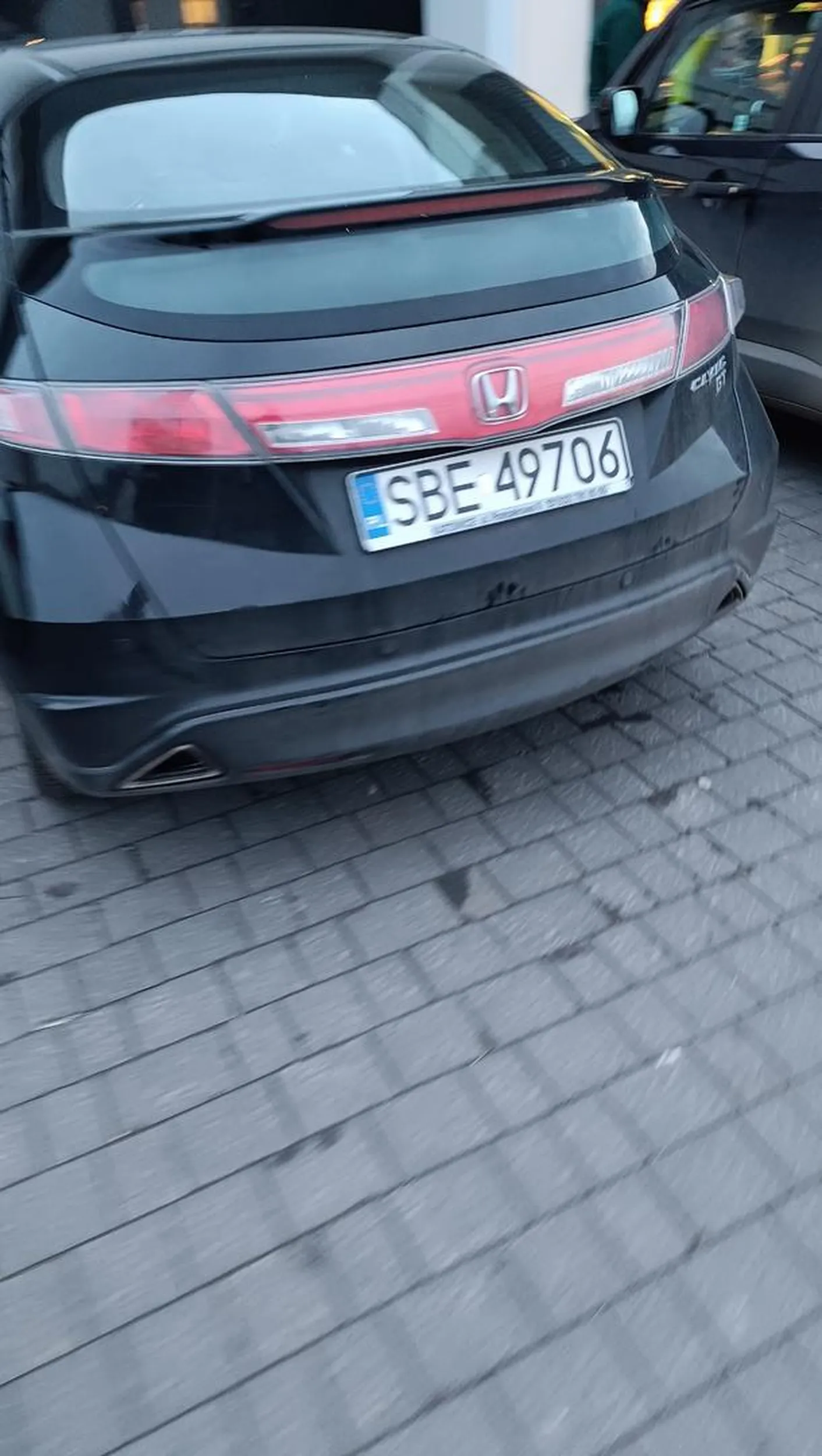 Kolejny "mądry", który staje pod biedronką nie korzystając z parkingu. Odkąd w Wojkowicach powstało centrum handlowe "ludzie" notorycznie niemalże wjeżdżają do sklepu, bo nie potrafią przejść parę metrów z normalnego miejsca parkingowego. Rozumiem, że jak nie ma barierek, to można wjechać wszędzie ?