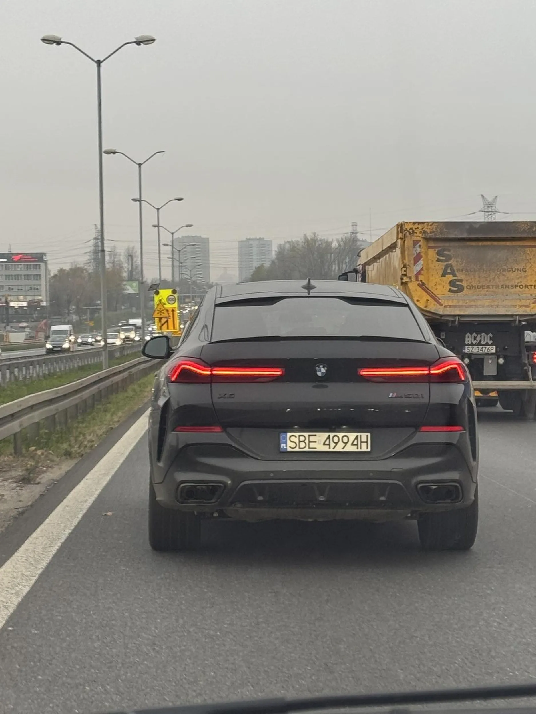 Wyrzuca śmieci na jezdnię podczas jazdy na s86