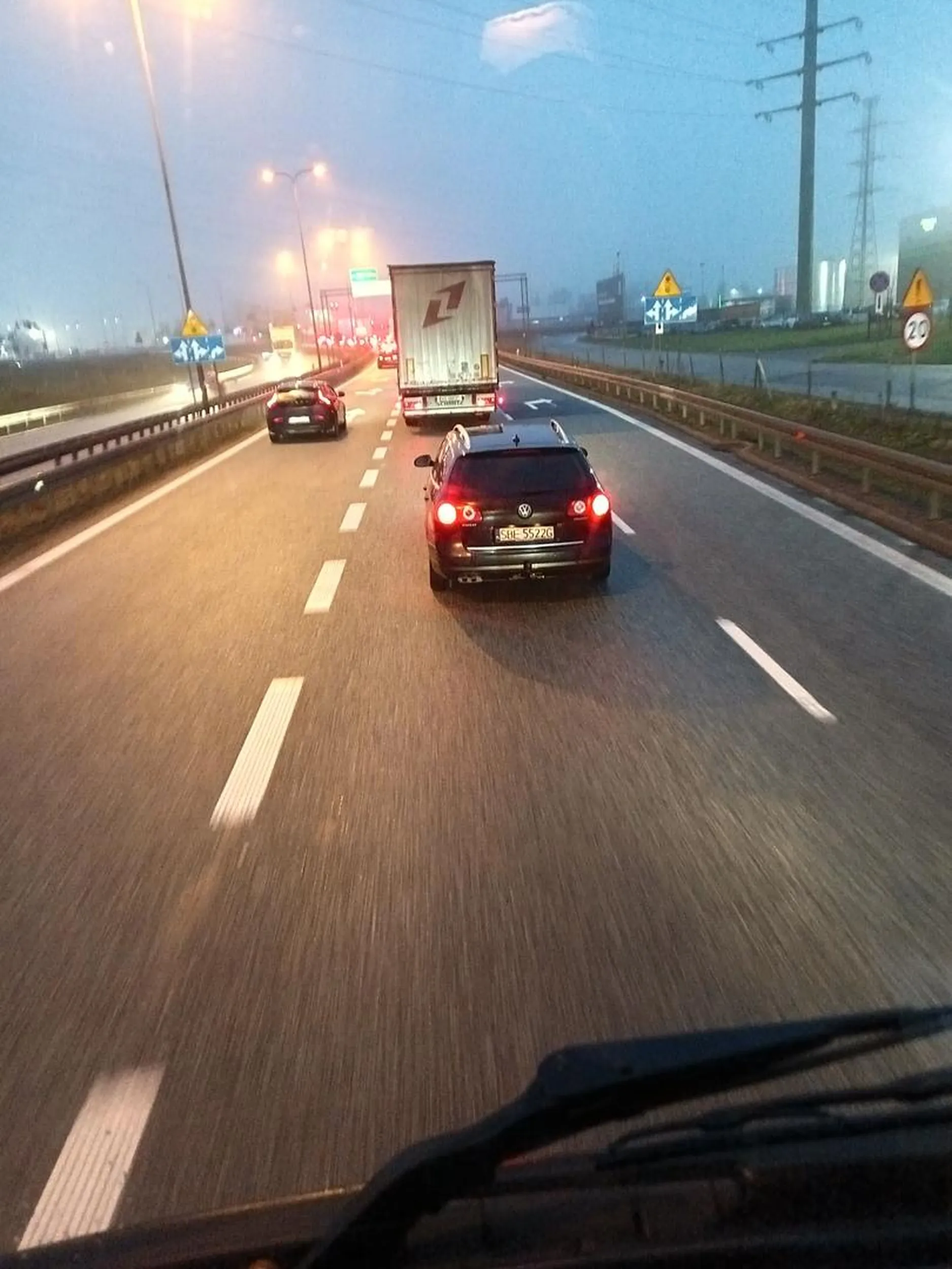 Jeśli już pogrążyłes się w nałogu palenia papierosów to wyrzuć kiepa do popielniczki a nie na ulicę.