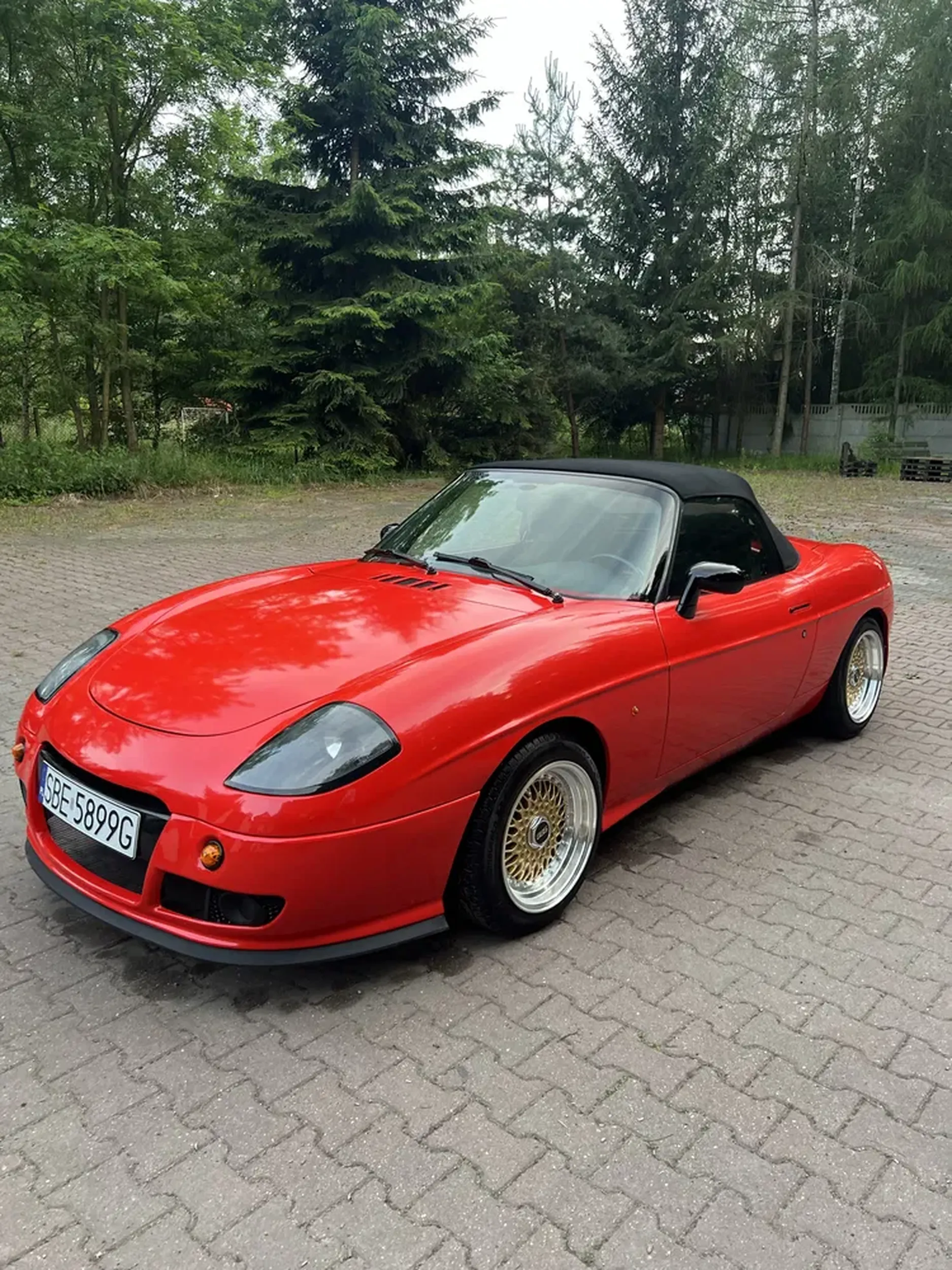 Nowa właścicielka tego auta to totalny burak, ma lekko skróconego punciaka z innym nadwoziem i już uważa się za "królową". Poza tym z niej jest głupia krzykaczka, jak ktoś ma inne zdanie to ryczy jak dziecko, ma wybujałe ego. Jeśli widzisz ją na ulicy to wiedz że masz małpę przed sobą, jeździ jak typowa małpa. UWAŻAJCIE KIEROWCY!.