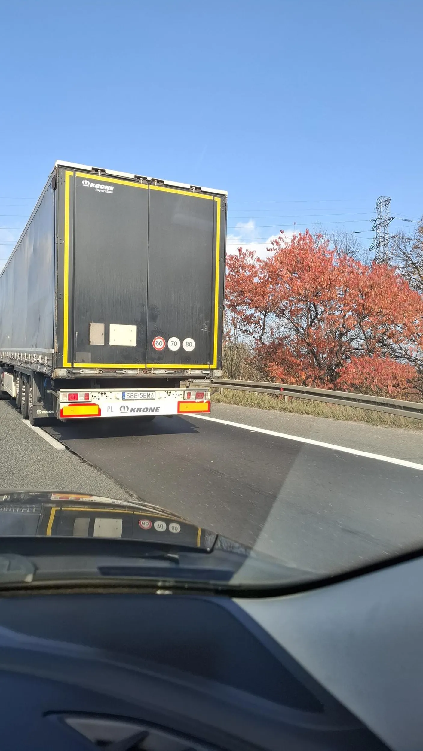 Zajeżdża drogę rozpeczonej osobówce na trasie szybkiego ruchu, bez kierunkowskazu zmienia pas a na koniec pokazuje środkowy palec, brak kultury i rozumu.