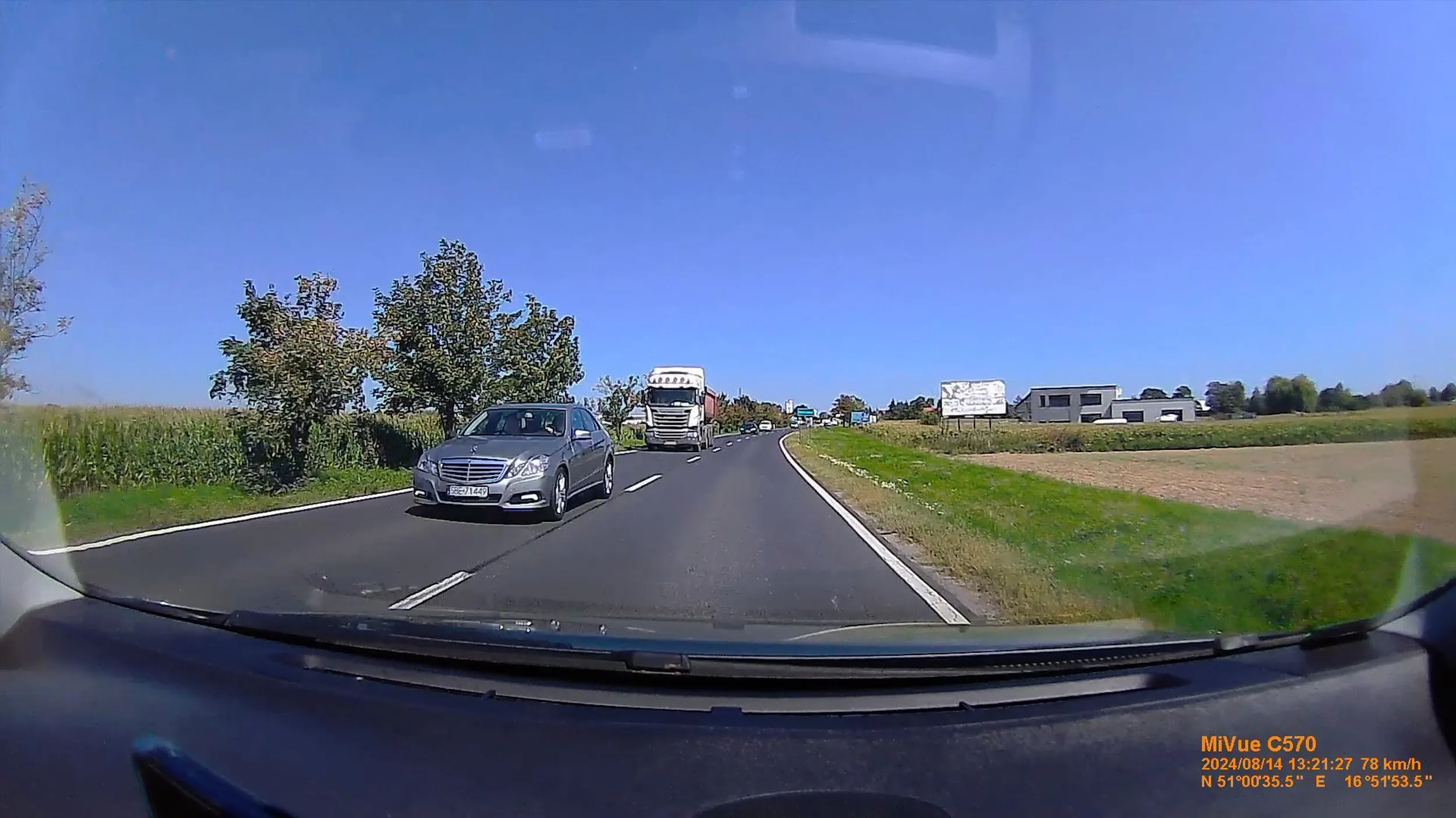 Stary pryk leci na czołówkę. Masz szczęście że śpieszyłem się bo inaczej miałbyś ciepło.